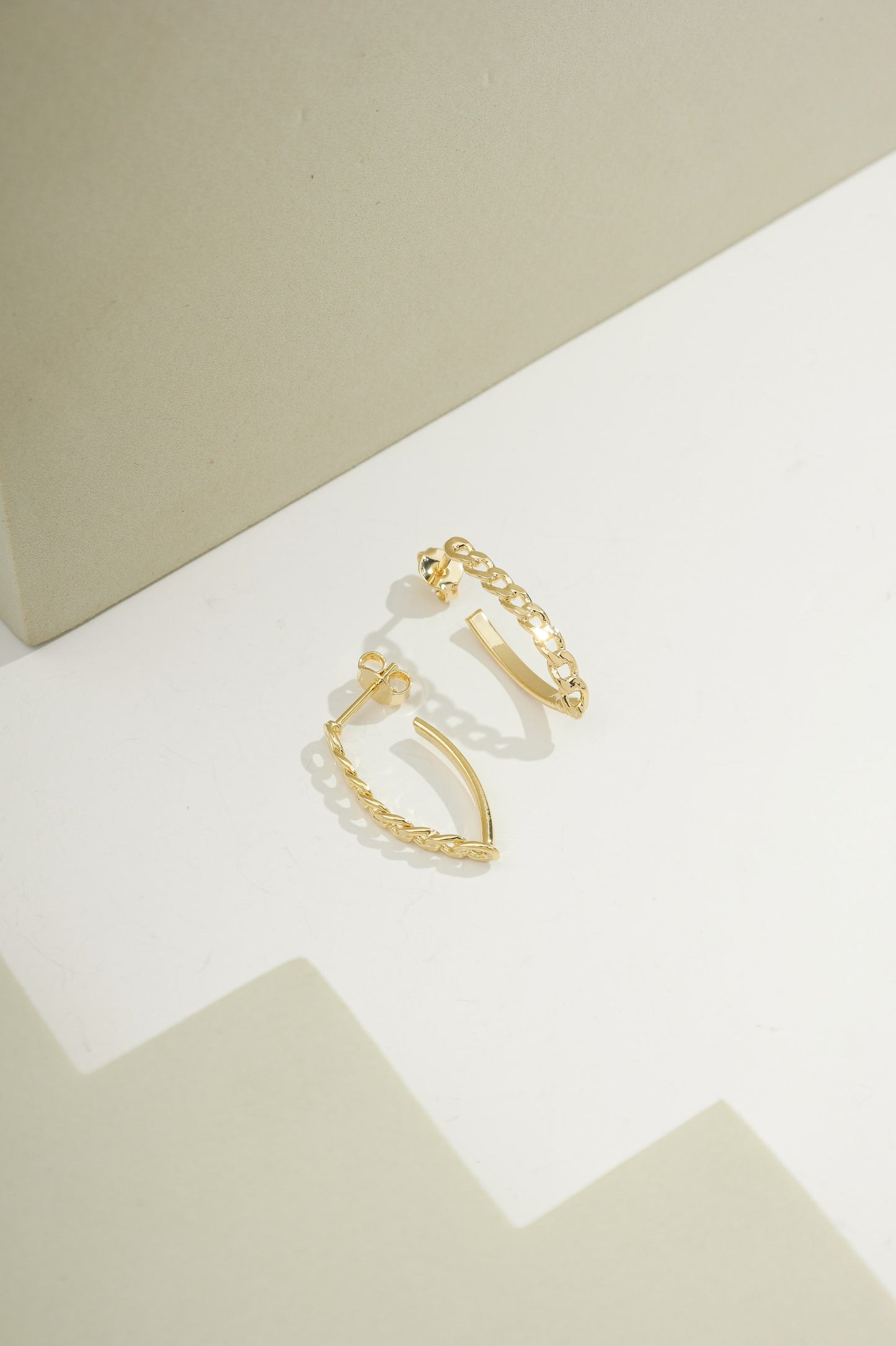 Modern V Link Hoops Gold
