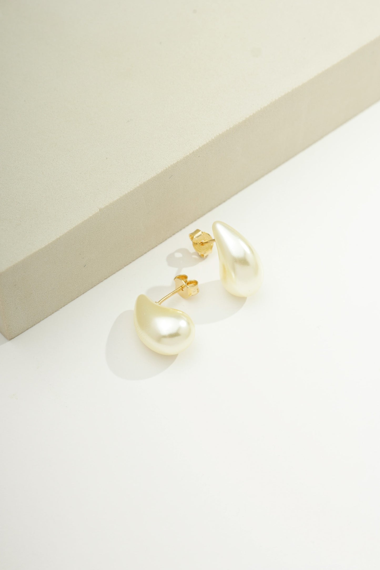 Classic Pearlized Teardrop Earrings Gold