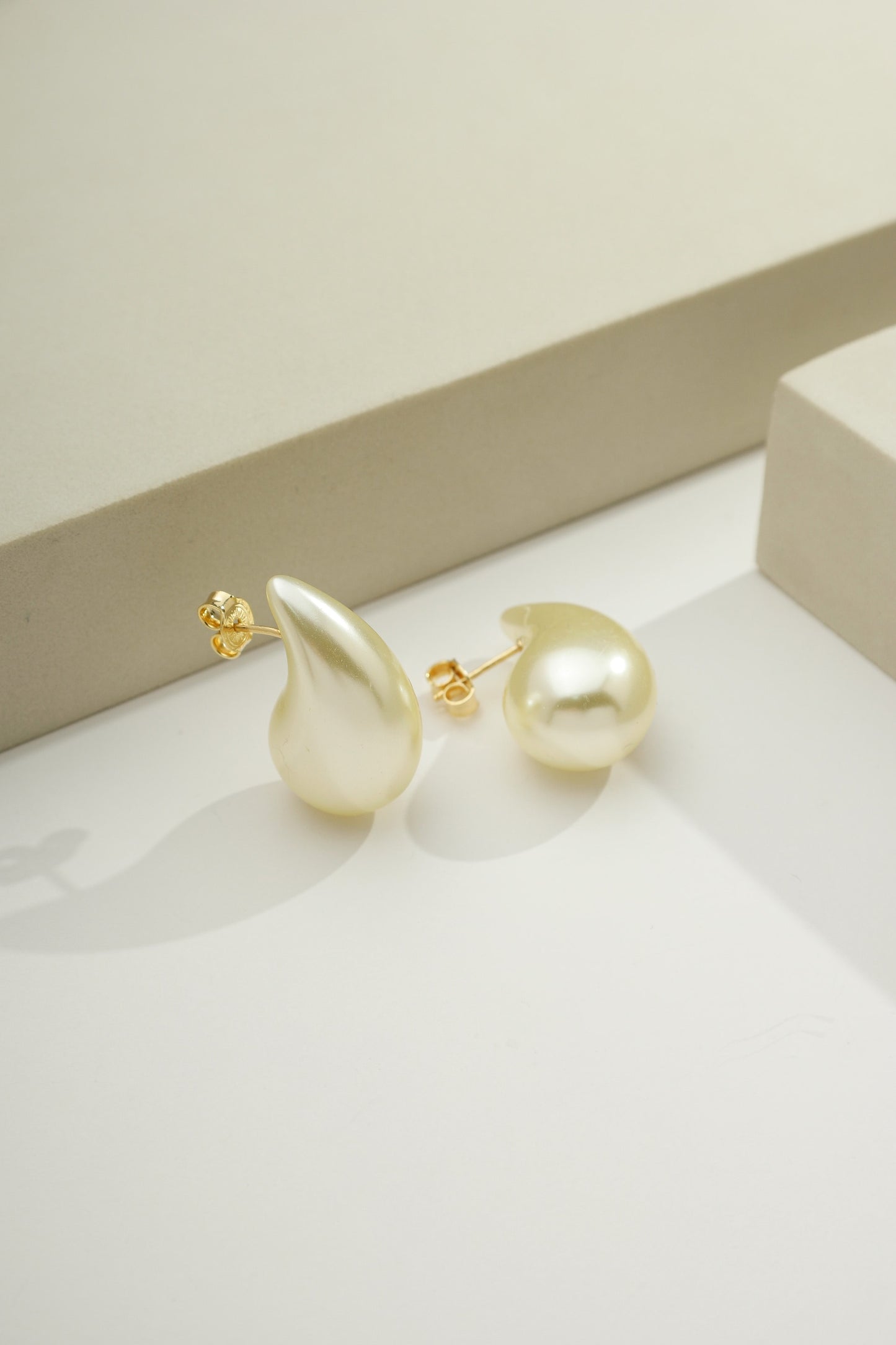 Statement Pearlized Teardrop Earrings Gold