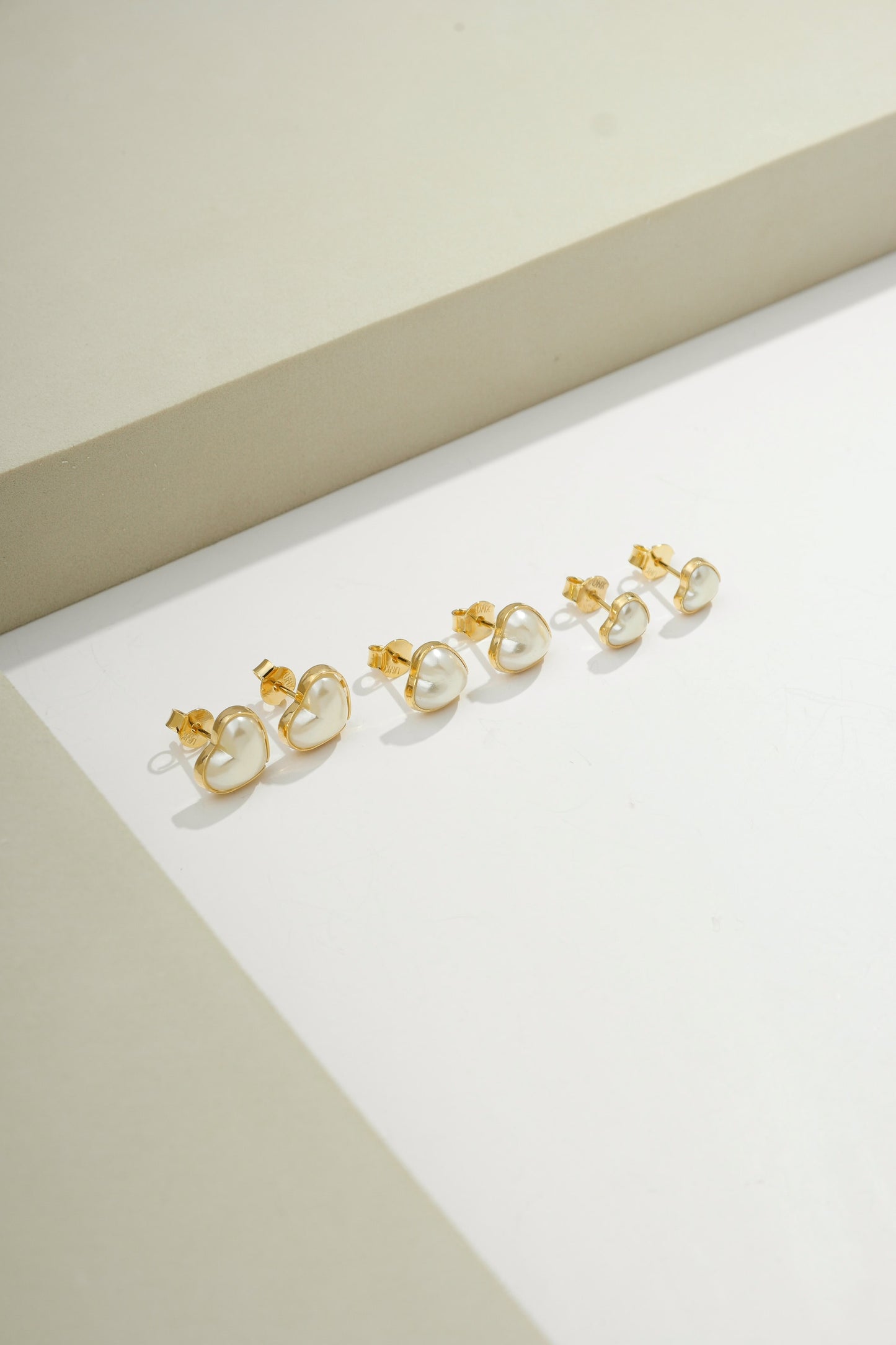 Pearlized Heart Stud Earrings Set Gold