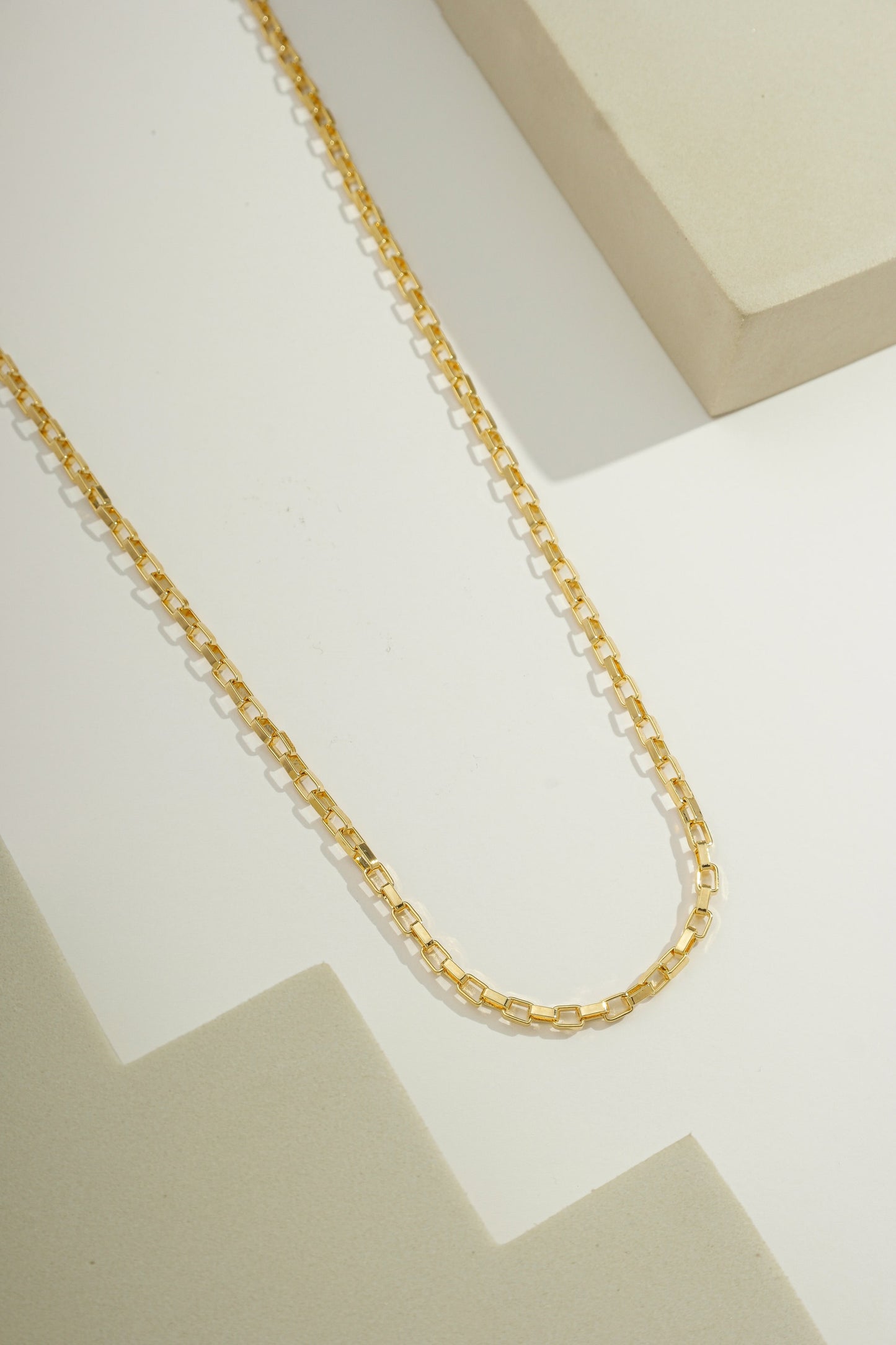 Sleek Rectangular Link Chain - 2,6mm Wide Gold / 18"