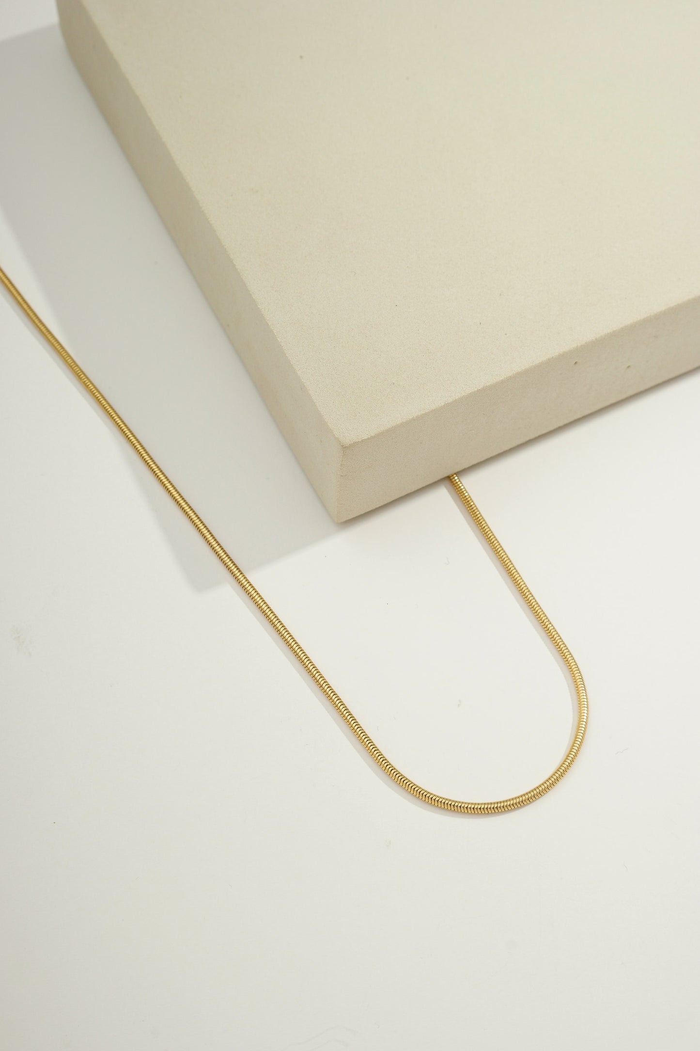 Sleek Snake Chain Necklace - 1,6mm Wide Gold