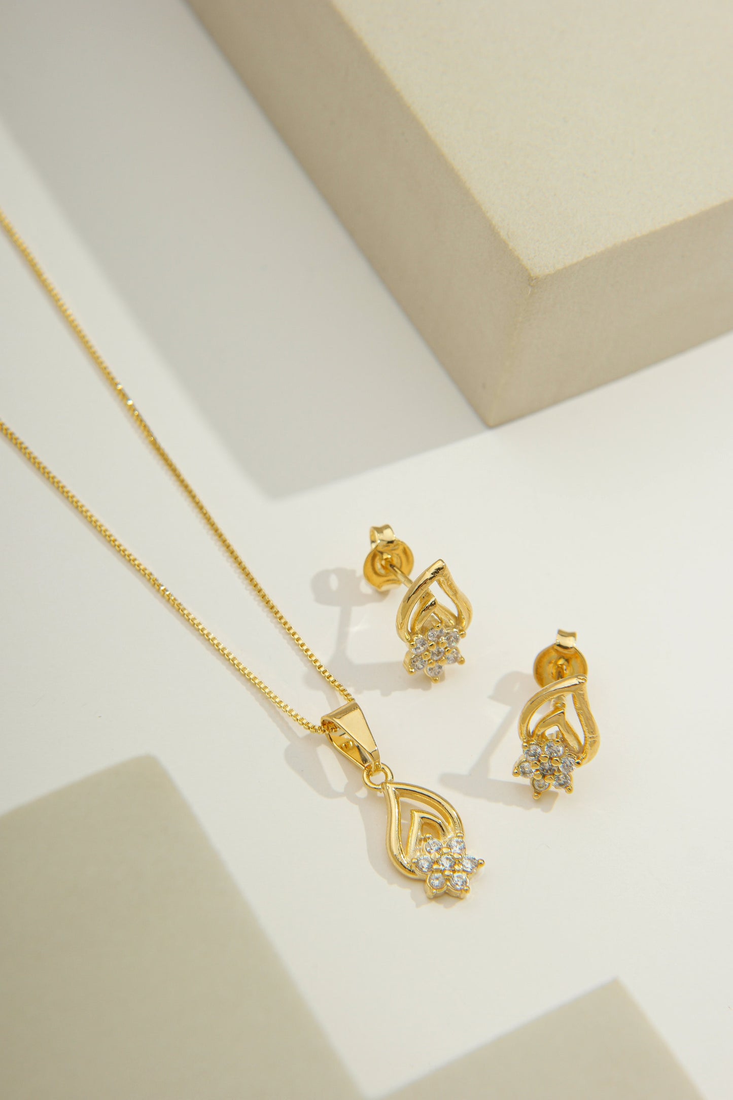 Teardrop Jewelry Set with Zirconia Accent Gold