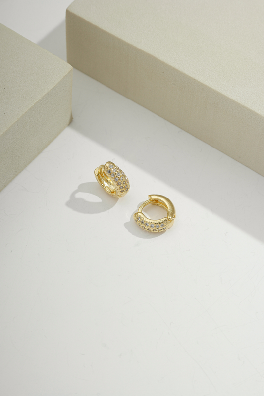 Pelourinho Dainty Huggie Gold