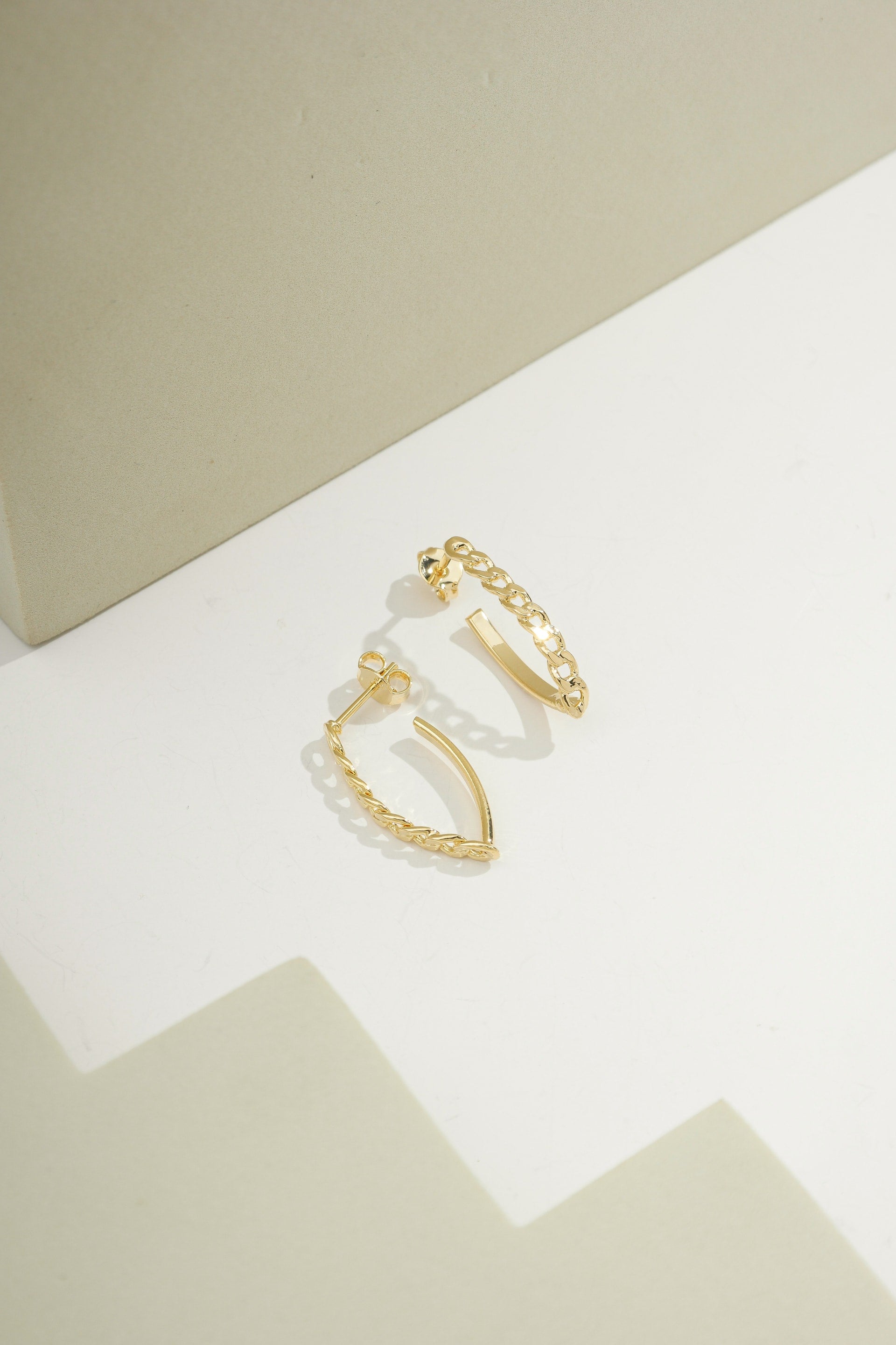 Modern V Link Hoops Gold