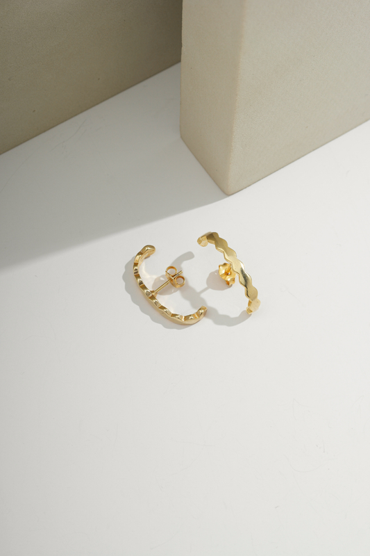 Dainty Arc Earring Gold