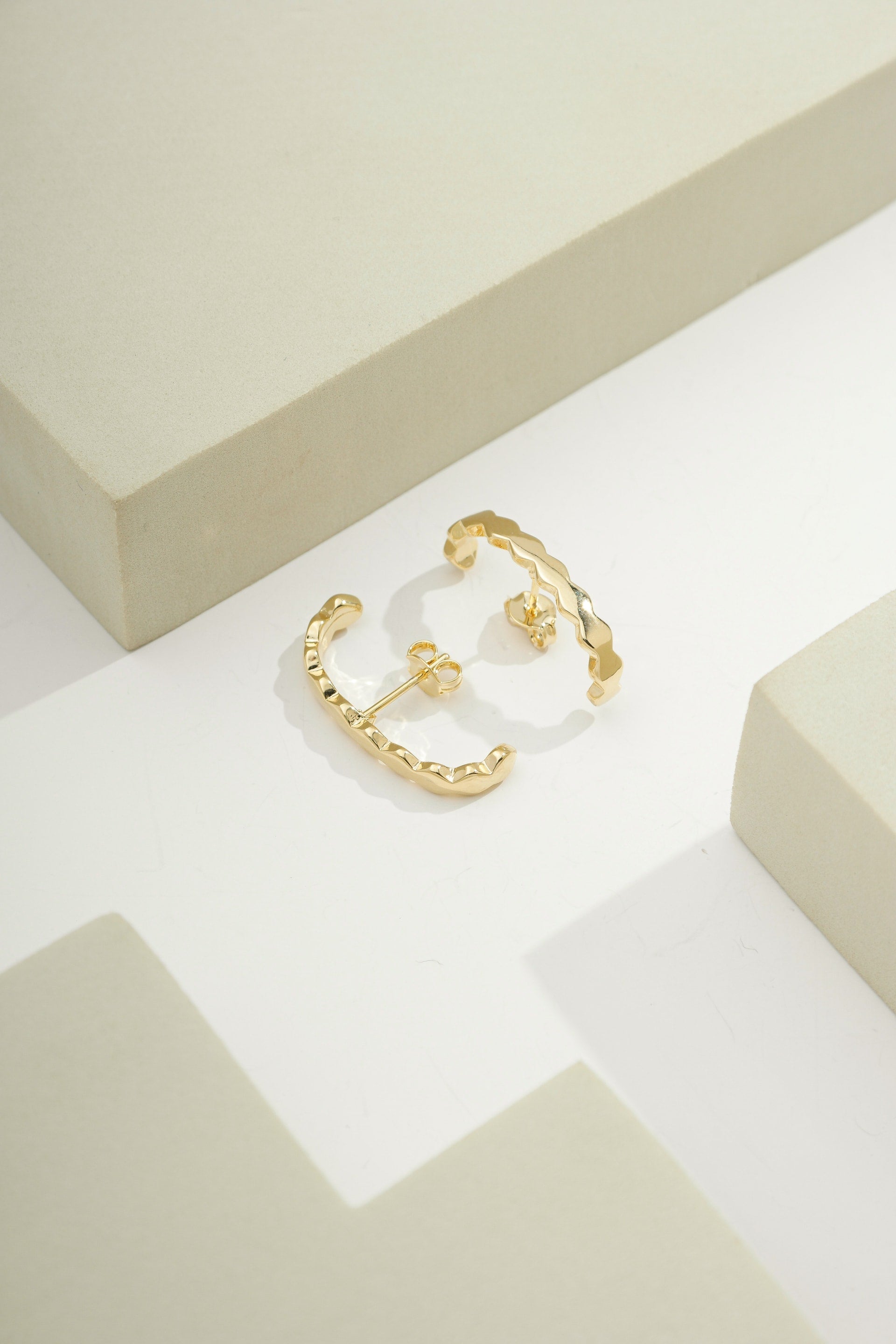 Dainty Arc Earring Gold