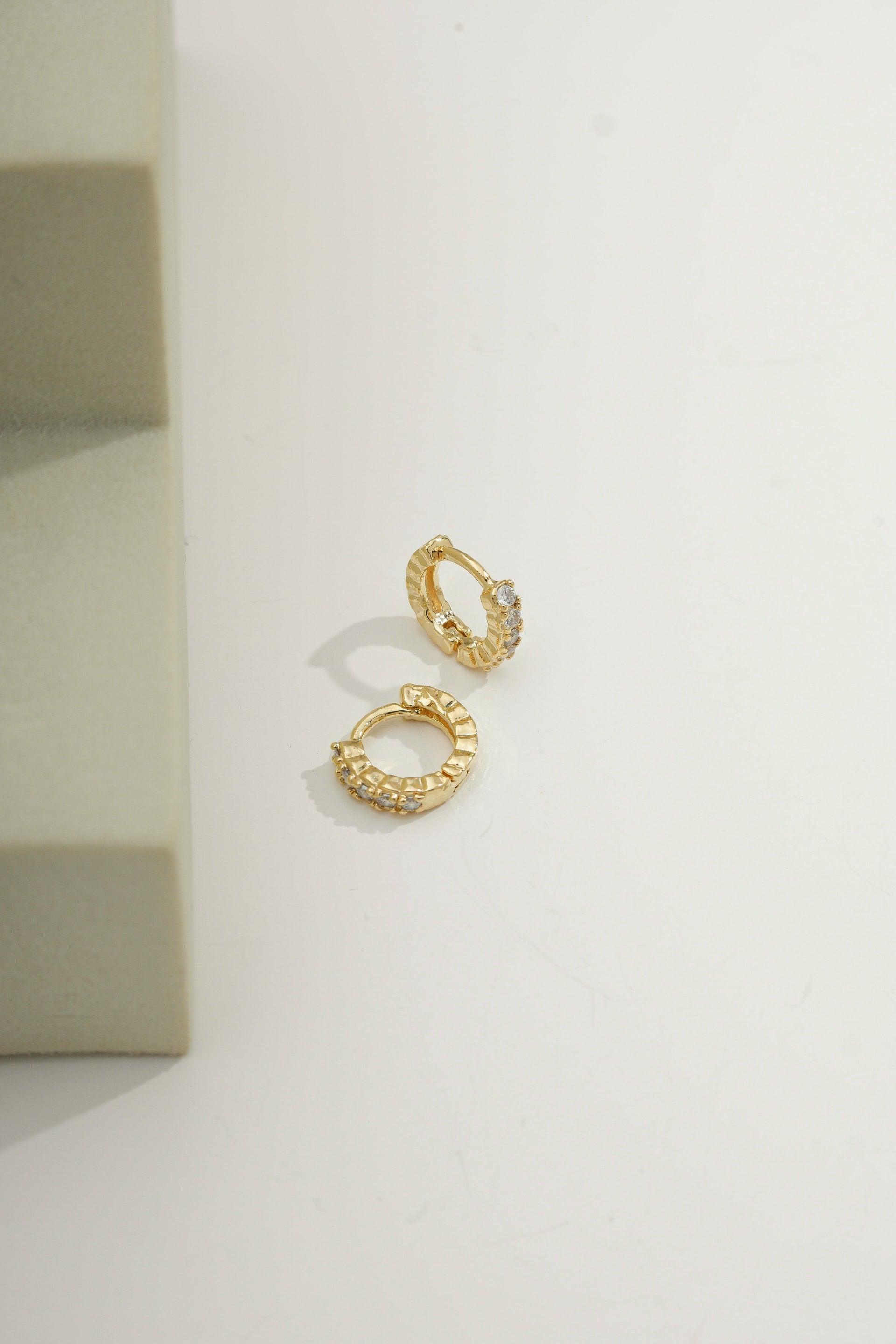 Elise Pavé Huggies Gold