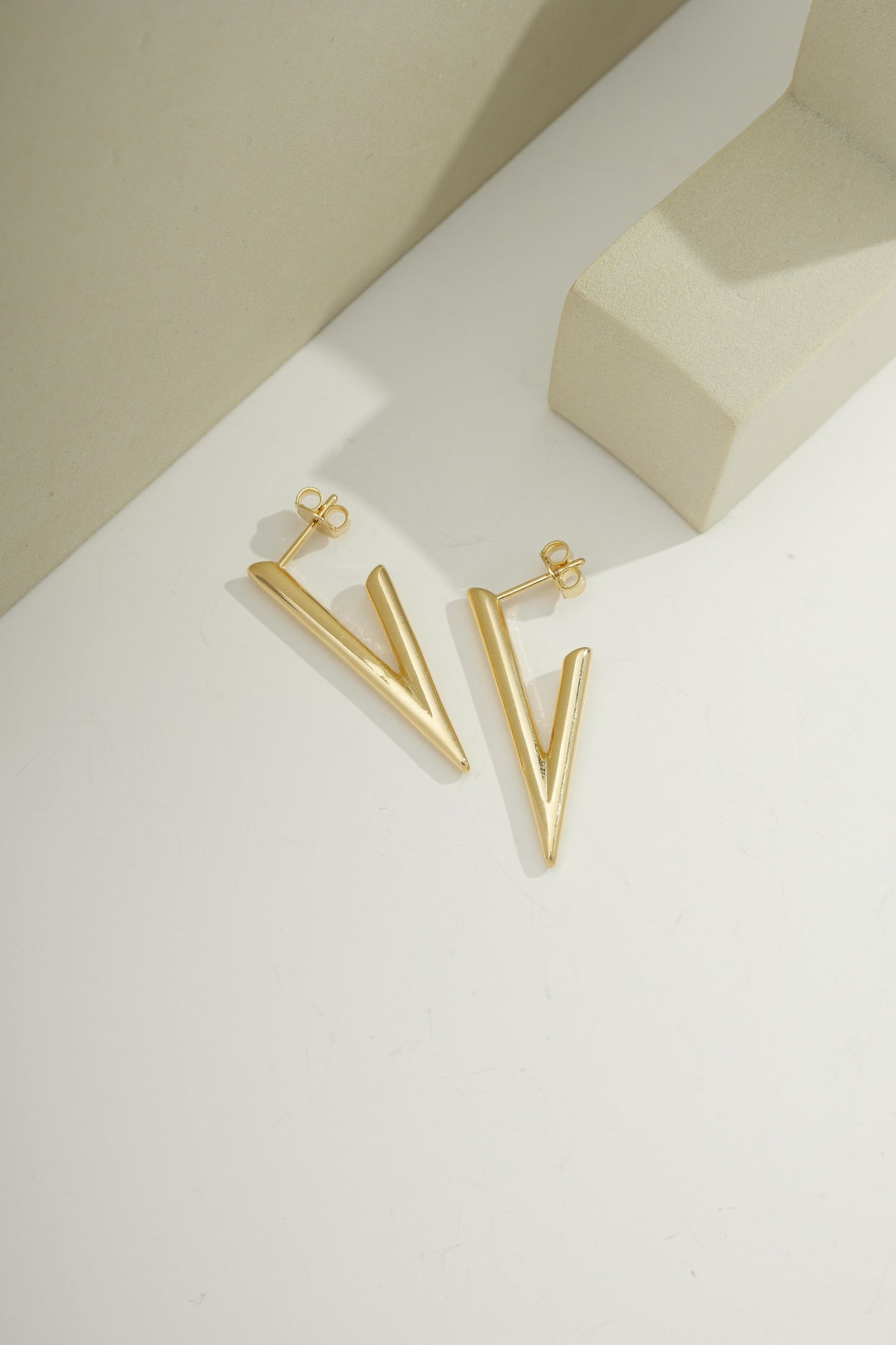Statement V Stud Gold