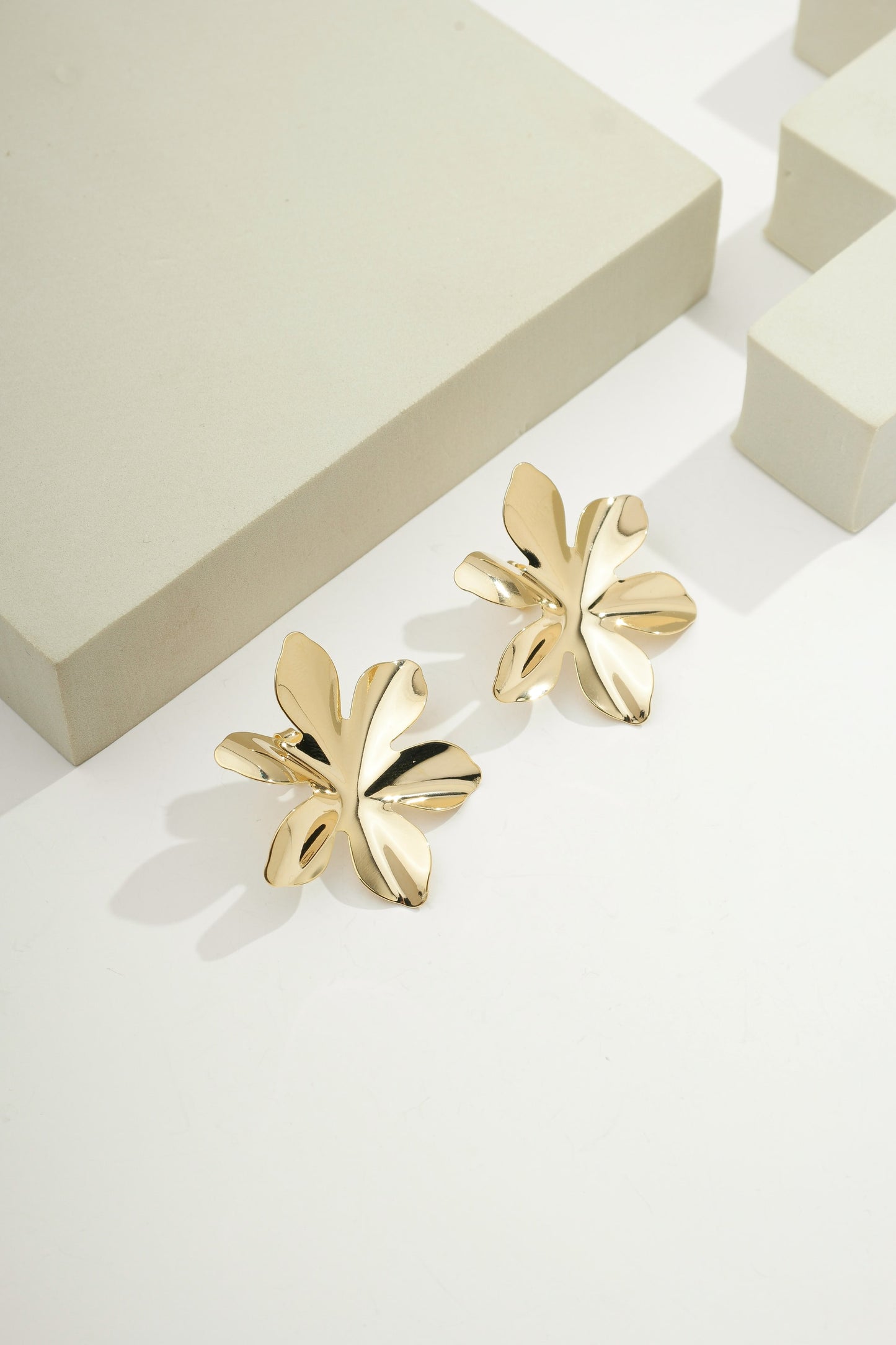 Tropical Flower Earrings Gold