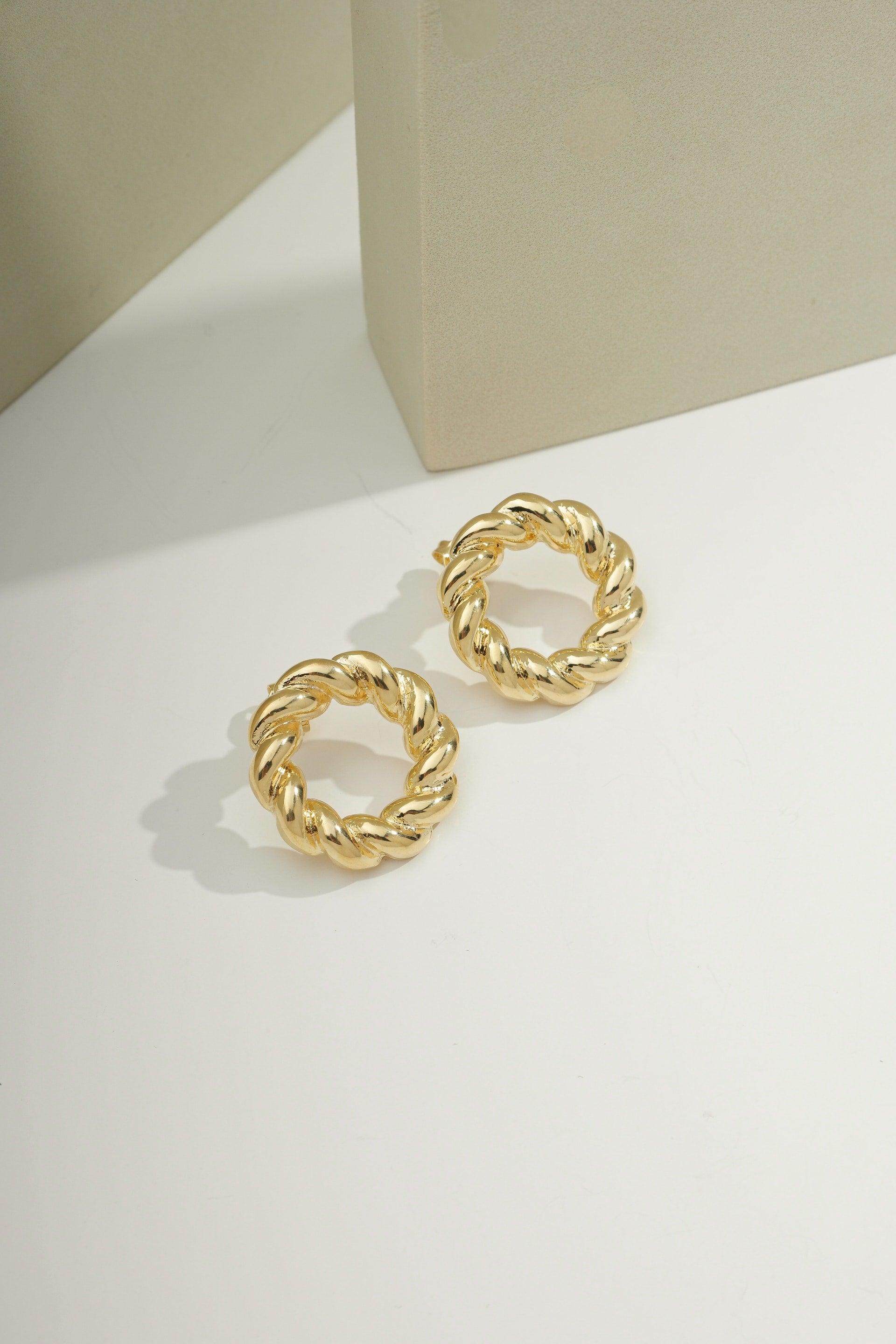 Twisted Ring Earring Gold
