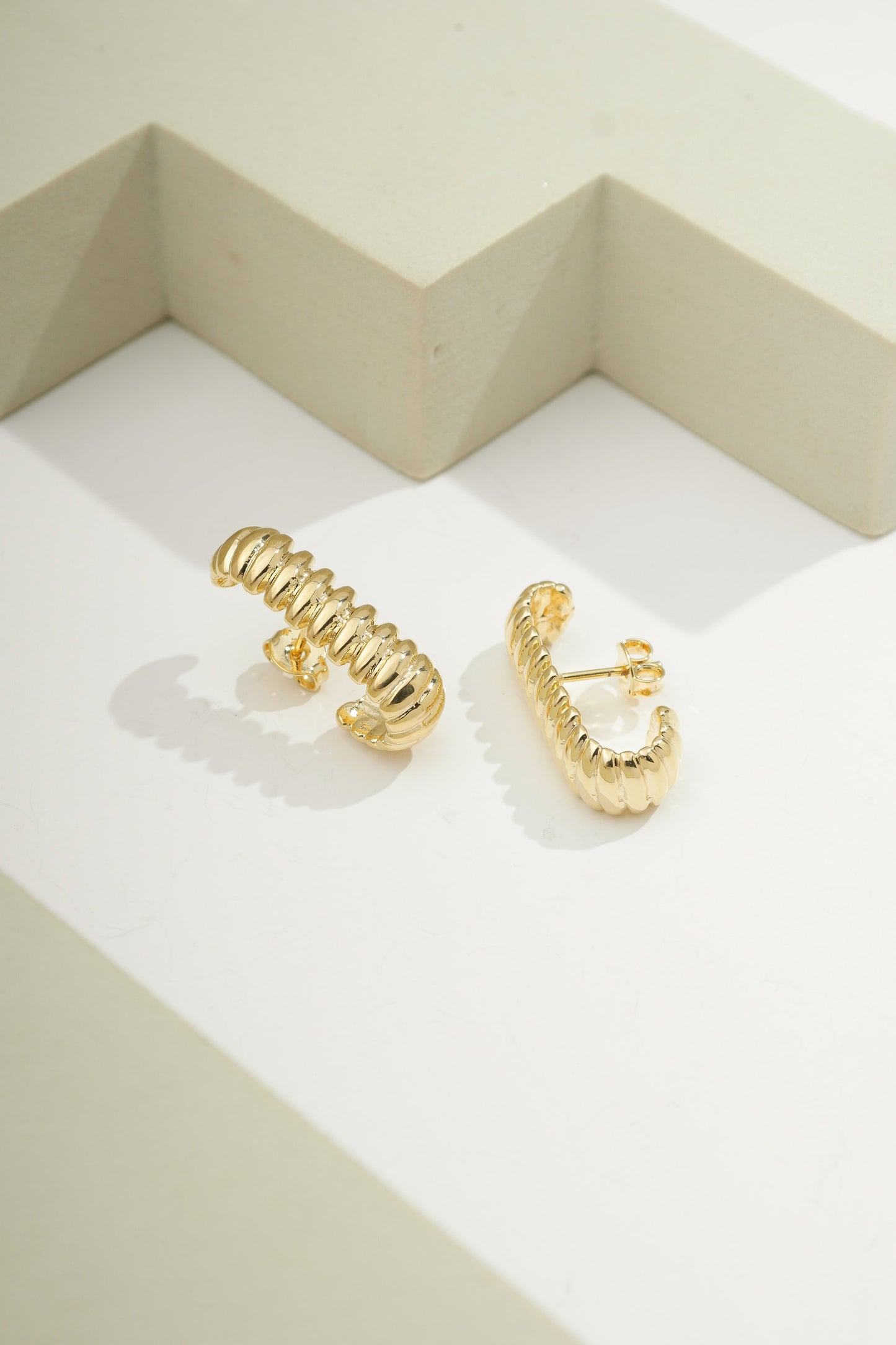 Wide Rope Arc Earring Gold