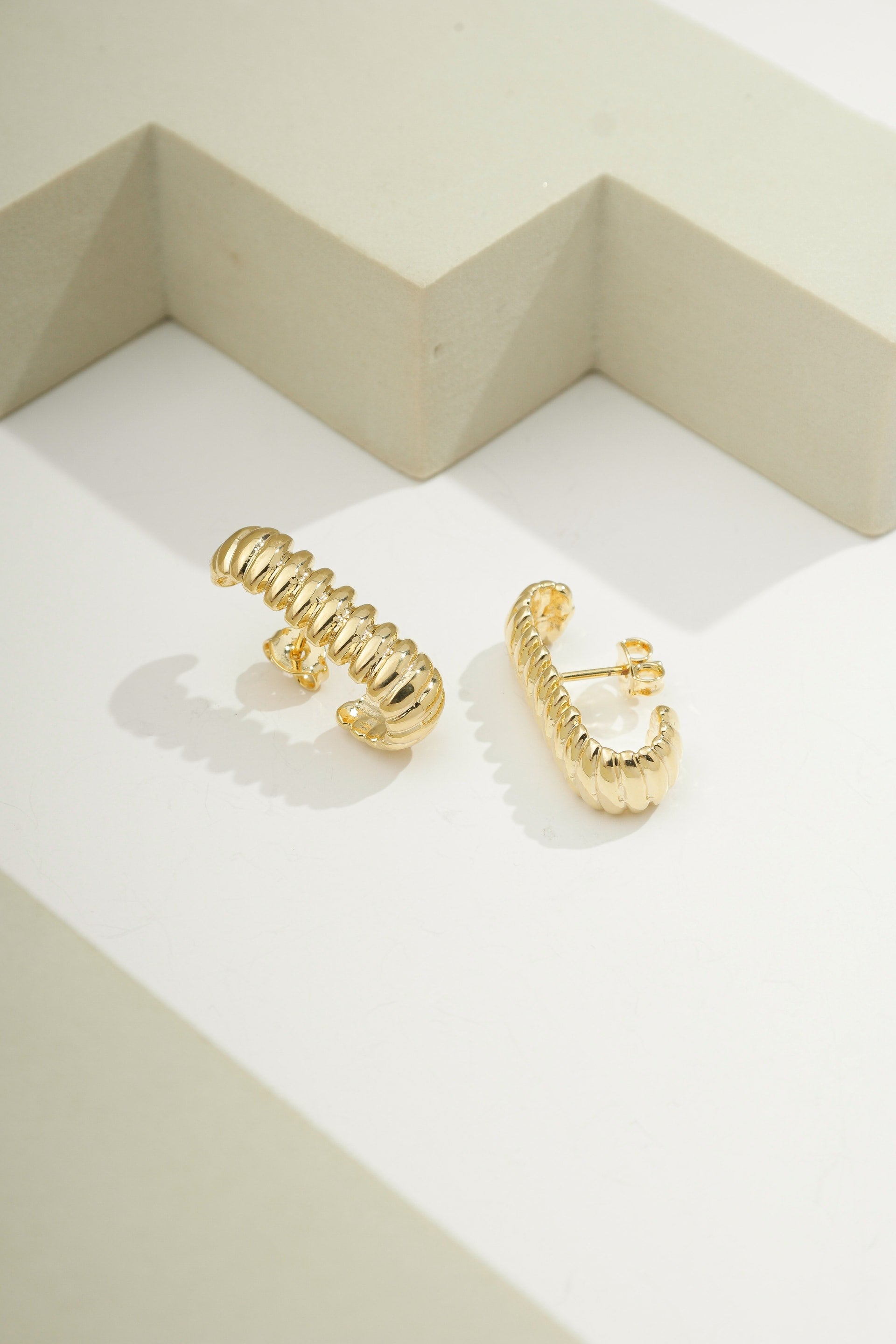 Wide Rope Arc Earring Gold