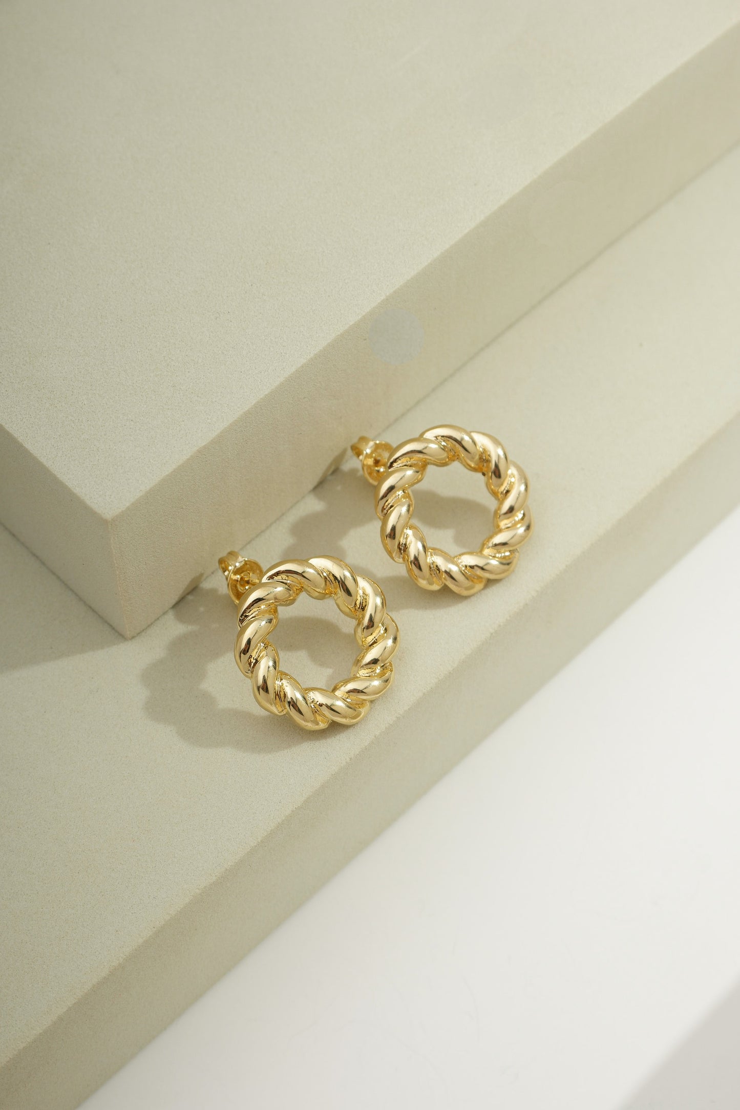 Small Twisted Ring Earring Gold
