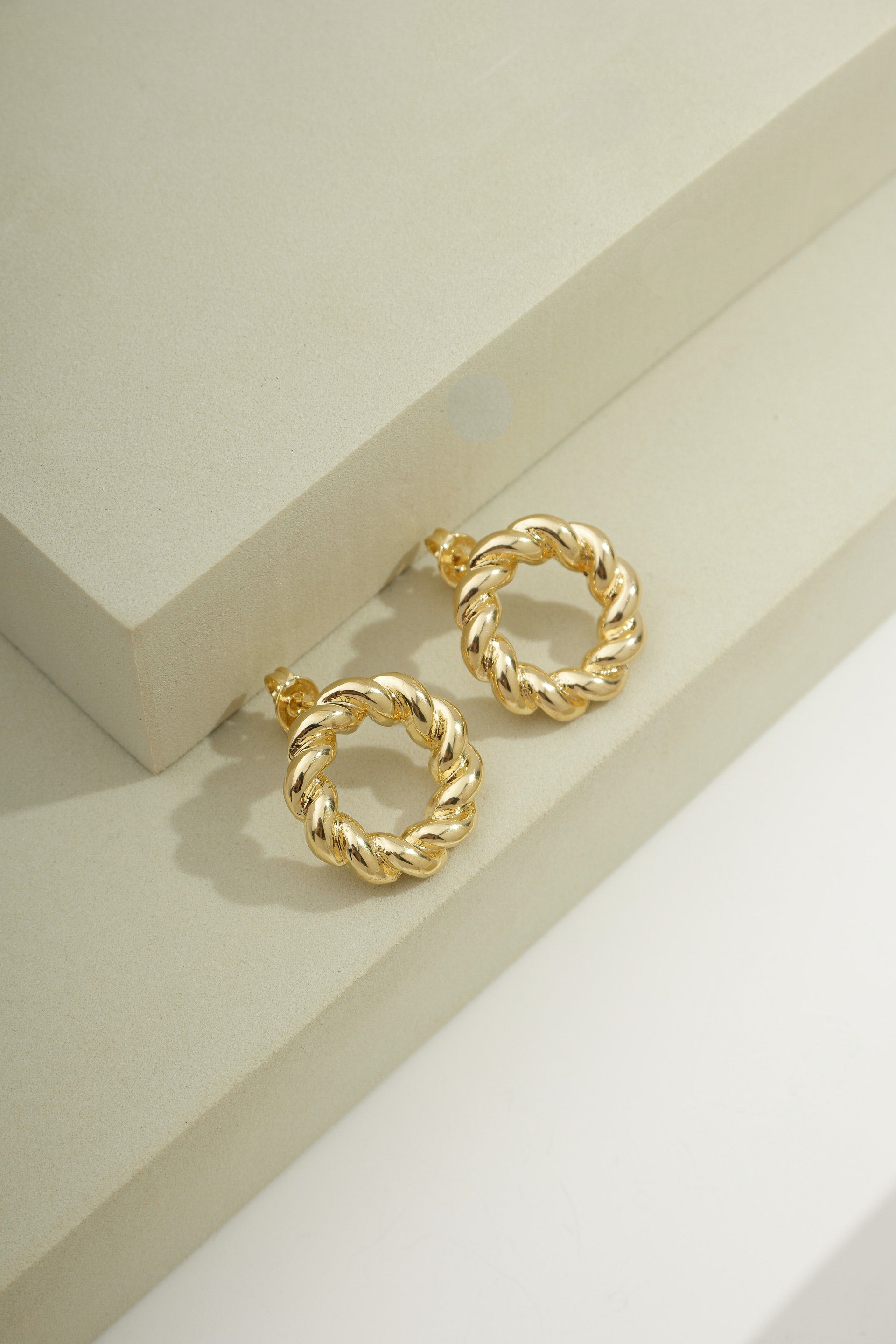 Small Twisted Ring Earring Gold
