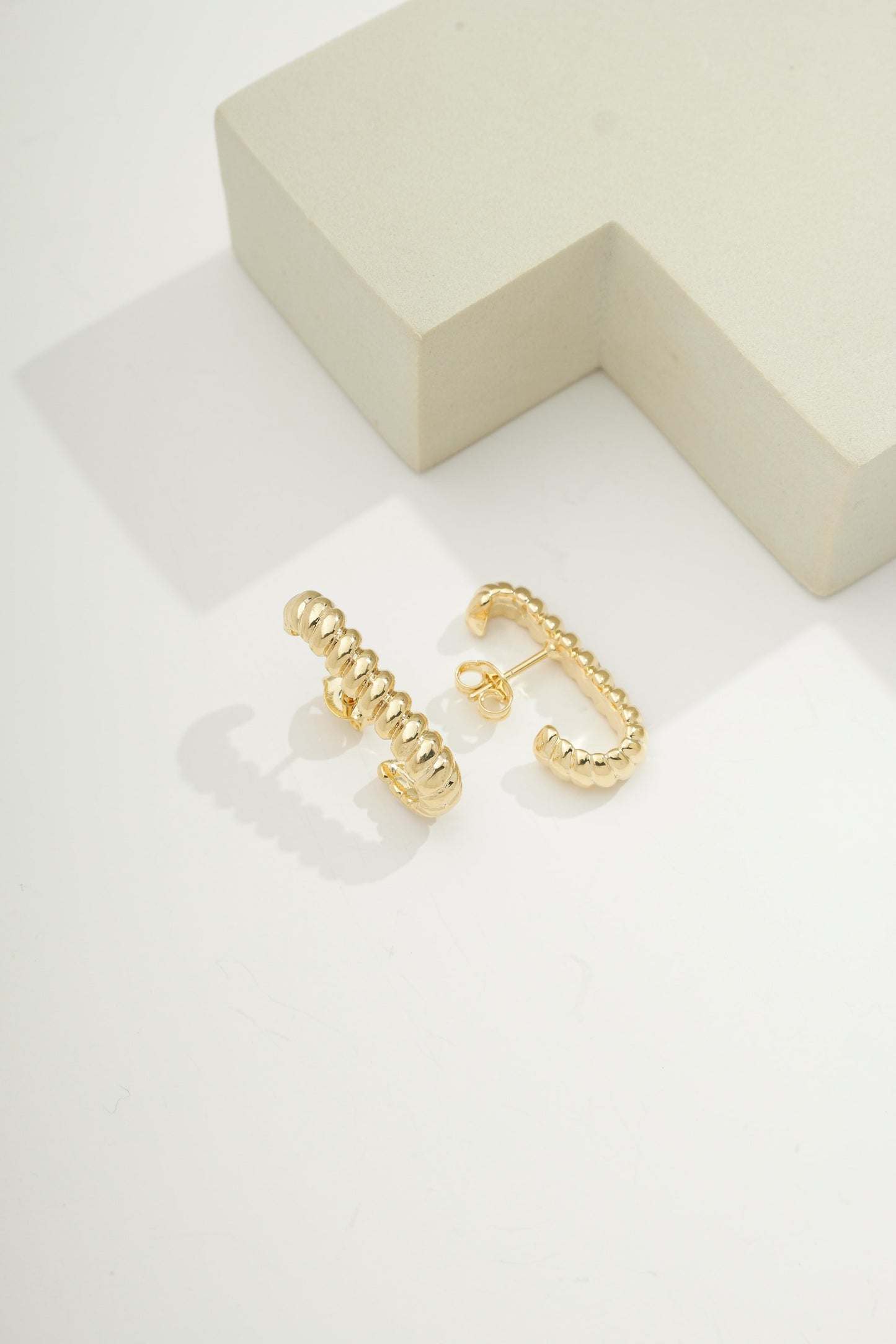 Thin Rope Arc Earring Gold