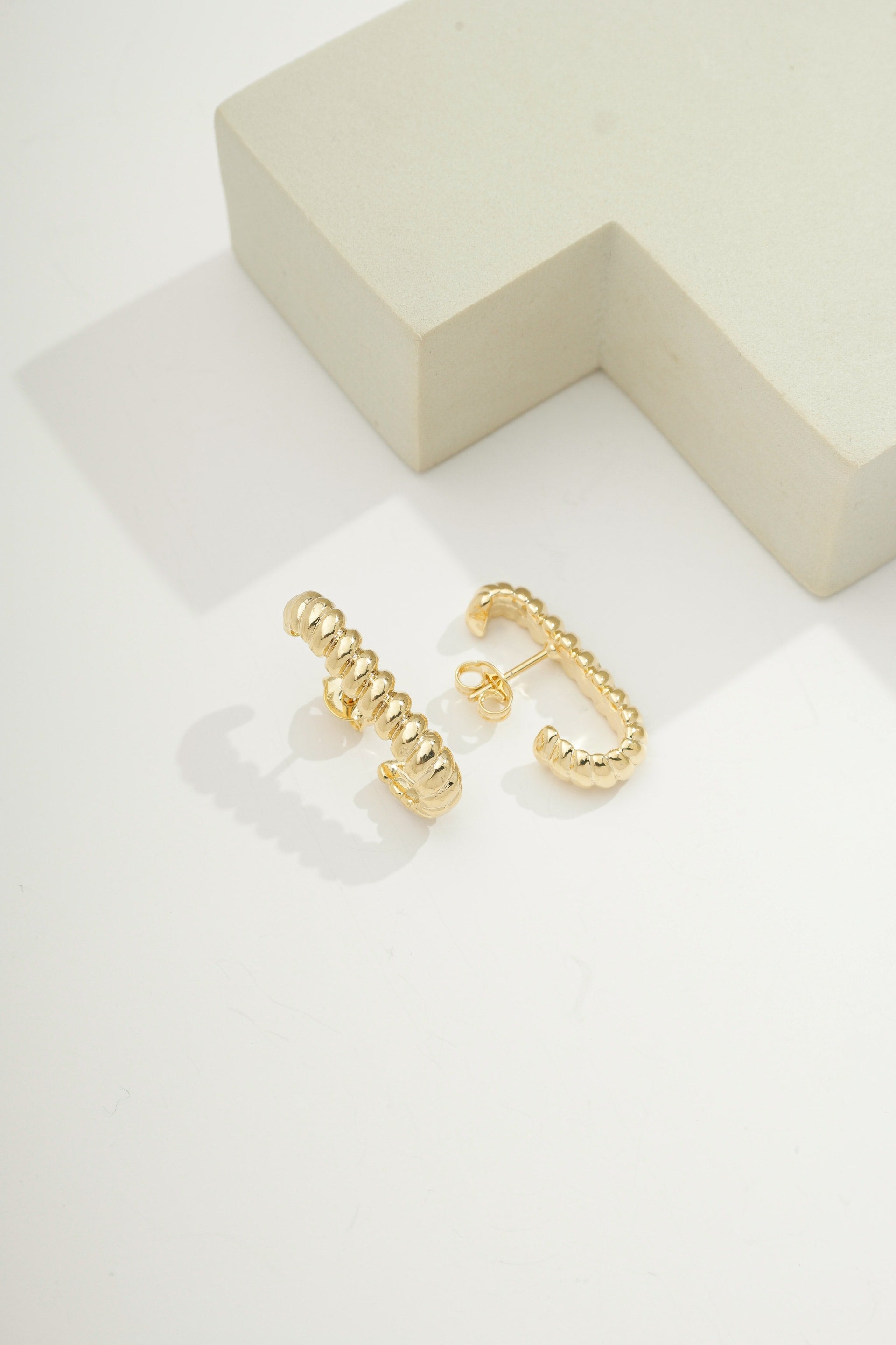 Thin Rope Arc Earring Gold