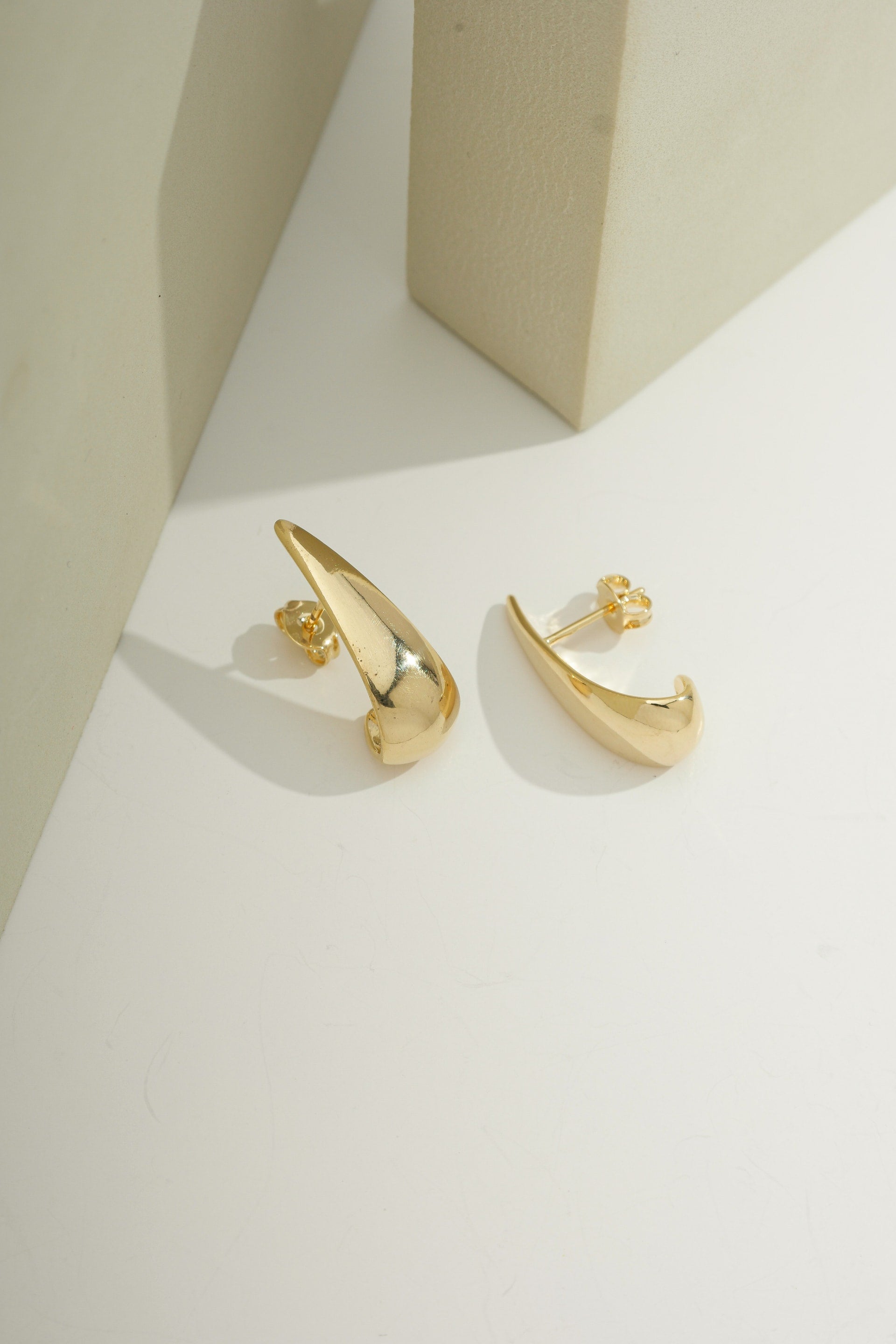 Featherlight Teardrop Earring Gold