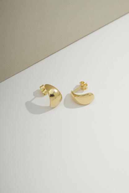 Minimalist Curve Stud Gold