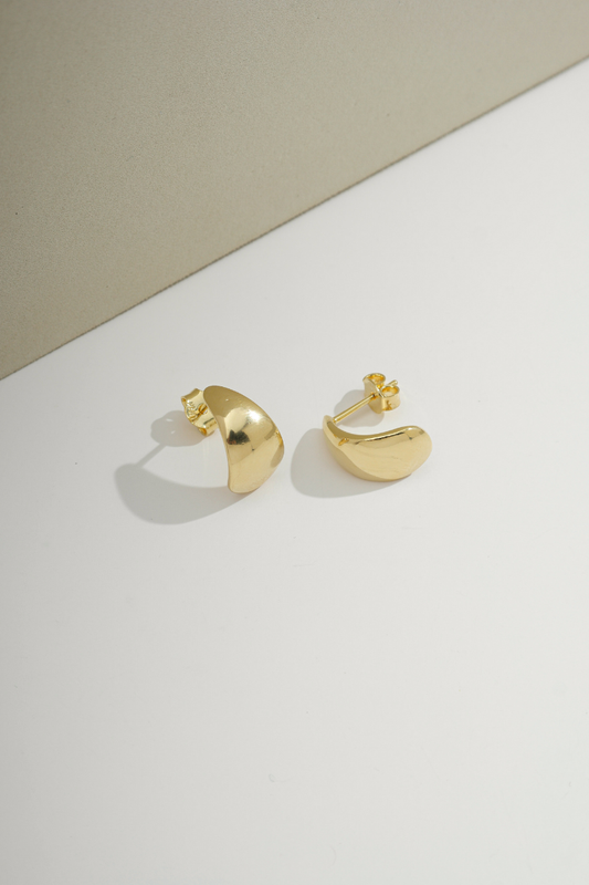 Minimalist Curve Stud Gold