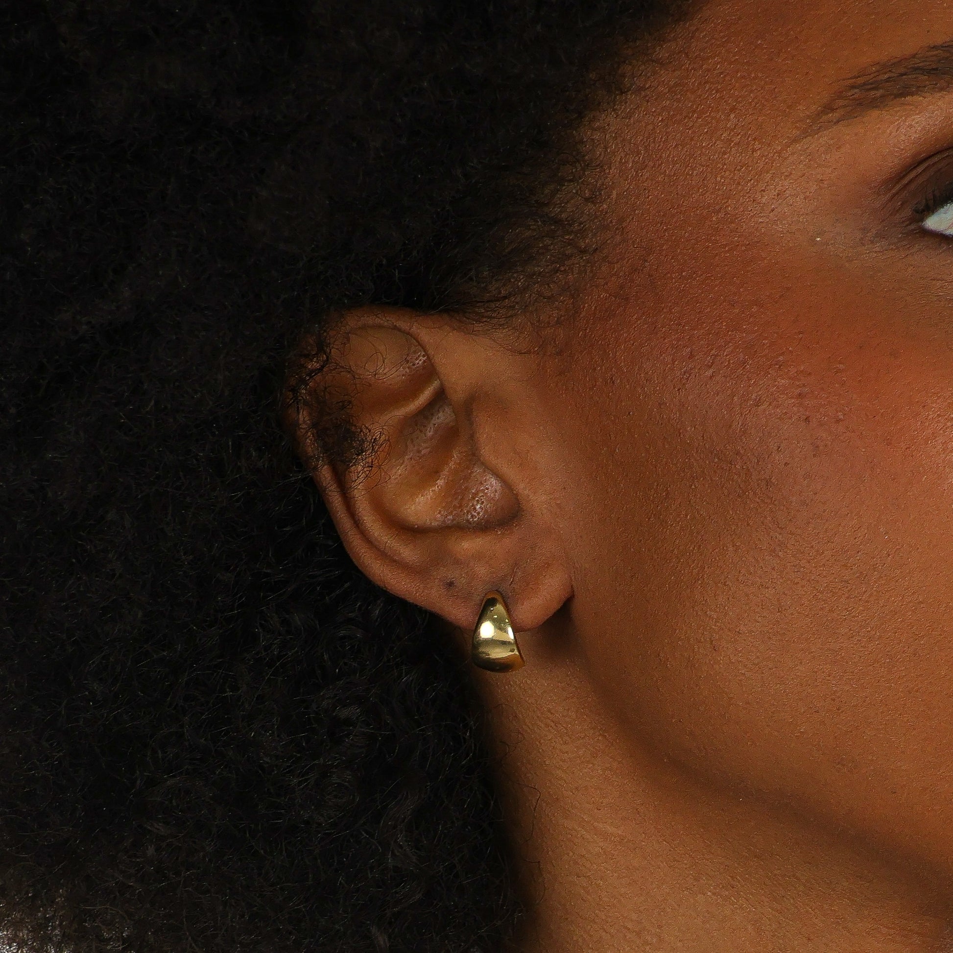 Minimalist Curve Stud Gold