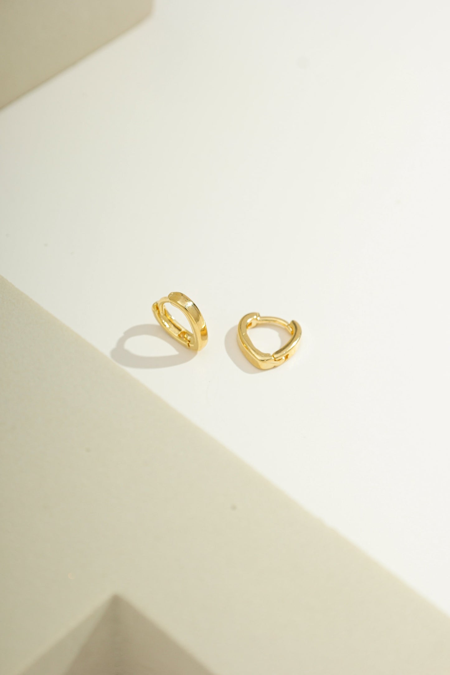 Minimalist V-Shaped Hoop Earrings - Petit