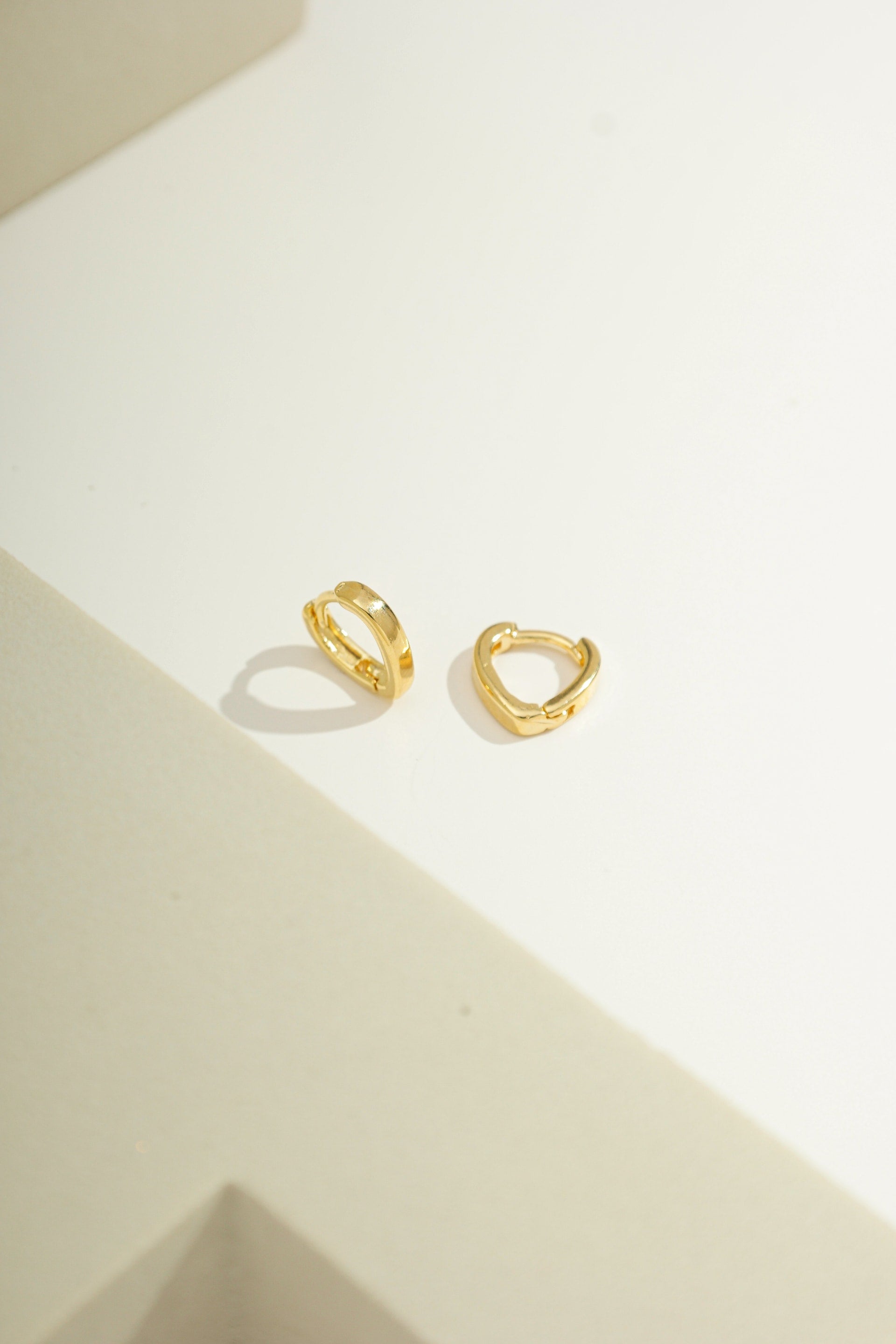 Minimalist V-Shaped Hoop Earrings - Petit