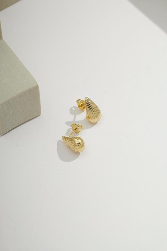 Mini Seashell Teardrop Earring Gold