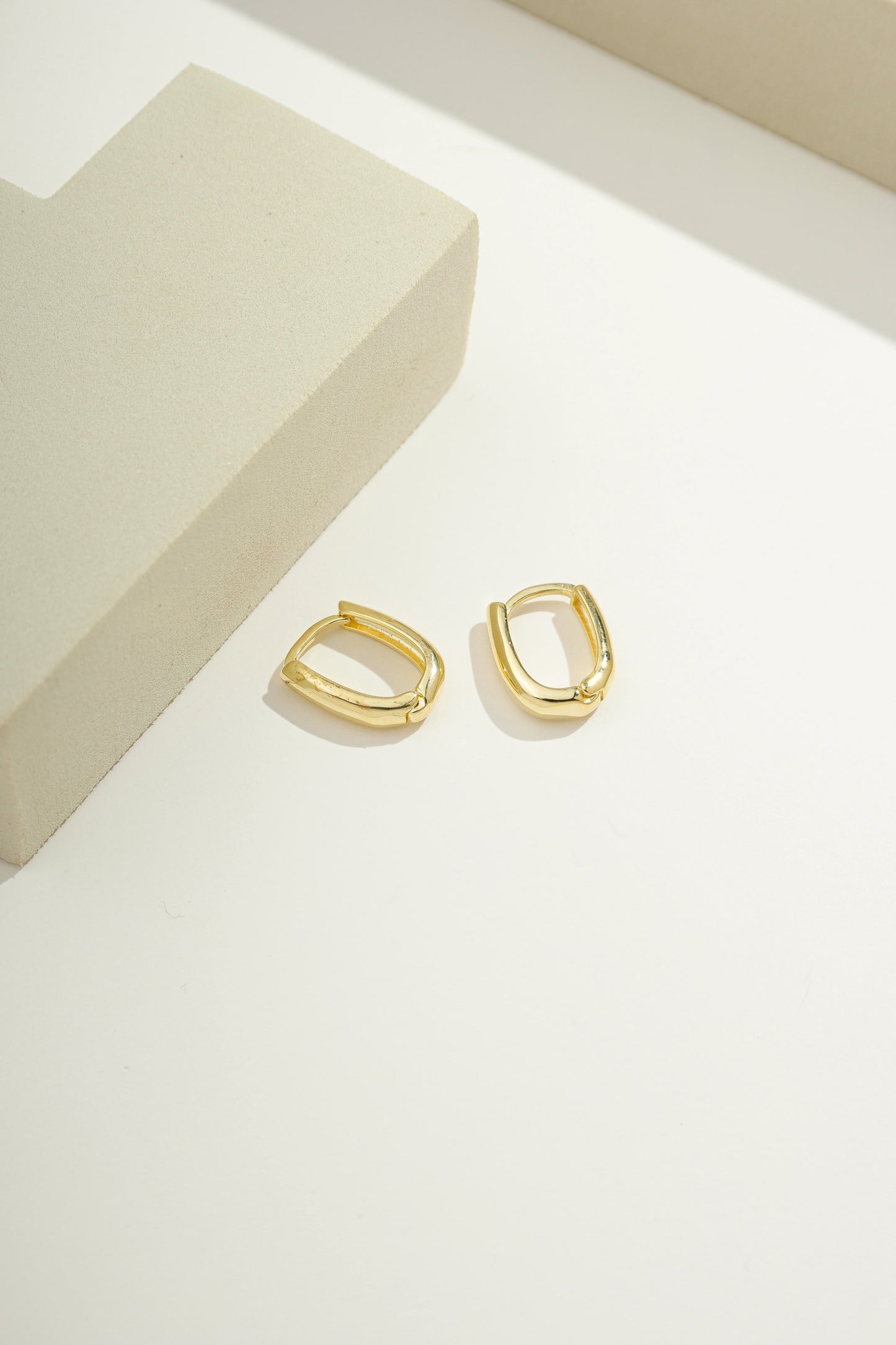 Minimalist Link Huggies Gold