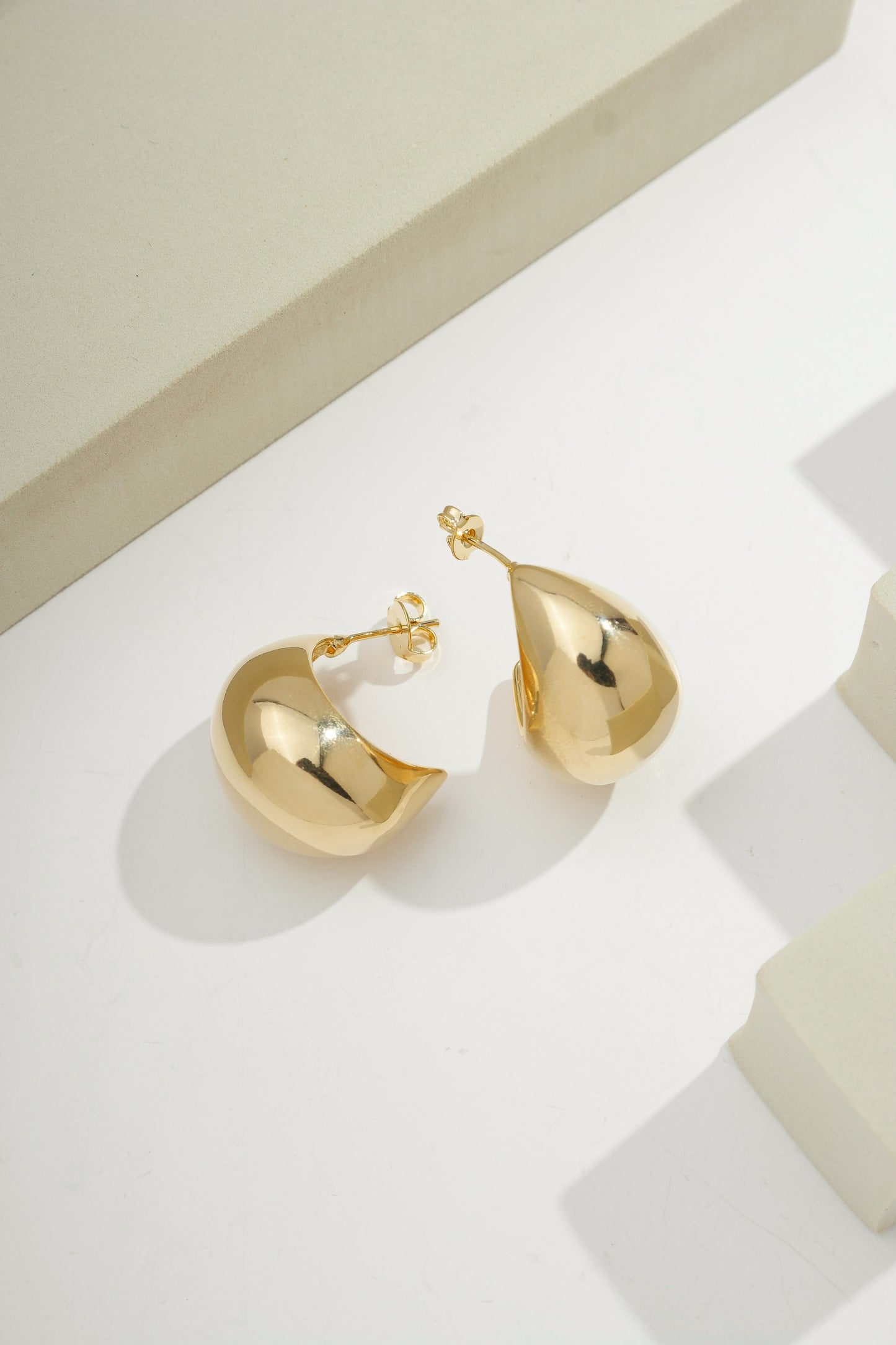 Curved Teardrop Earring Gold
