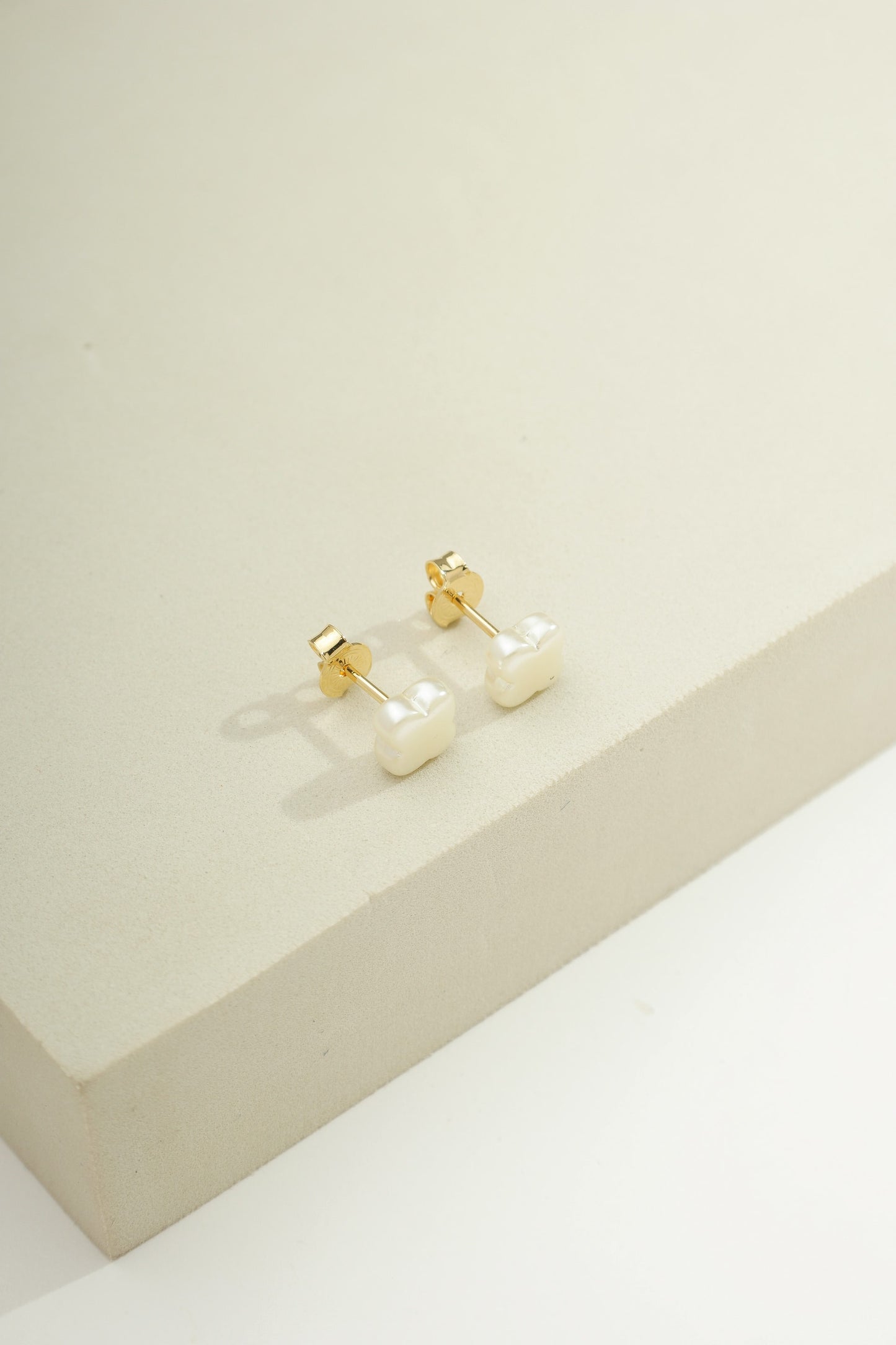 Pearlized Lucky Clover Studs Gold