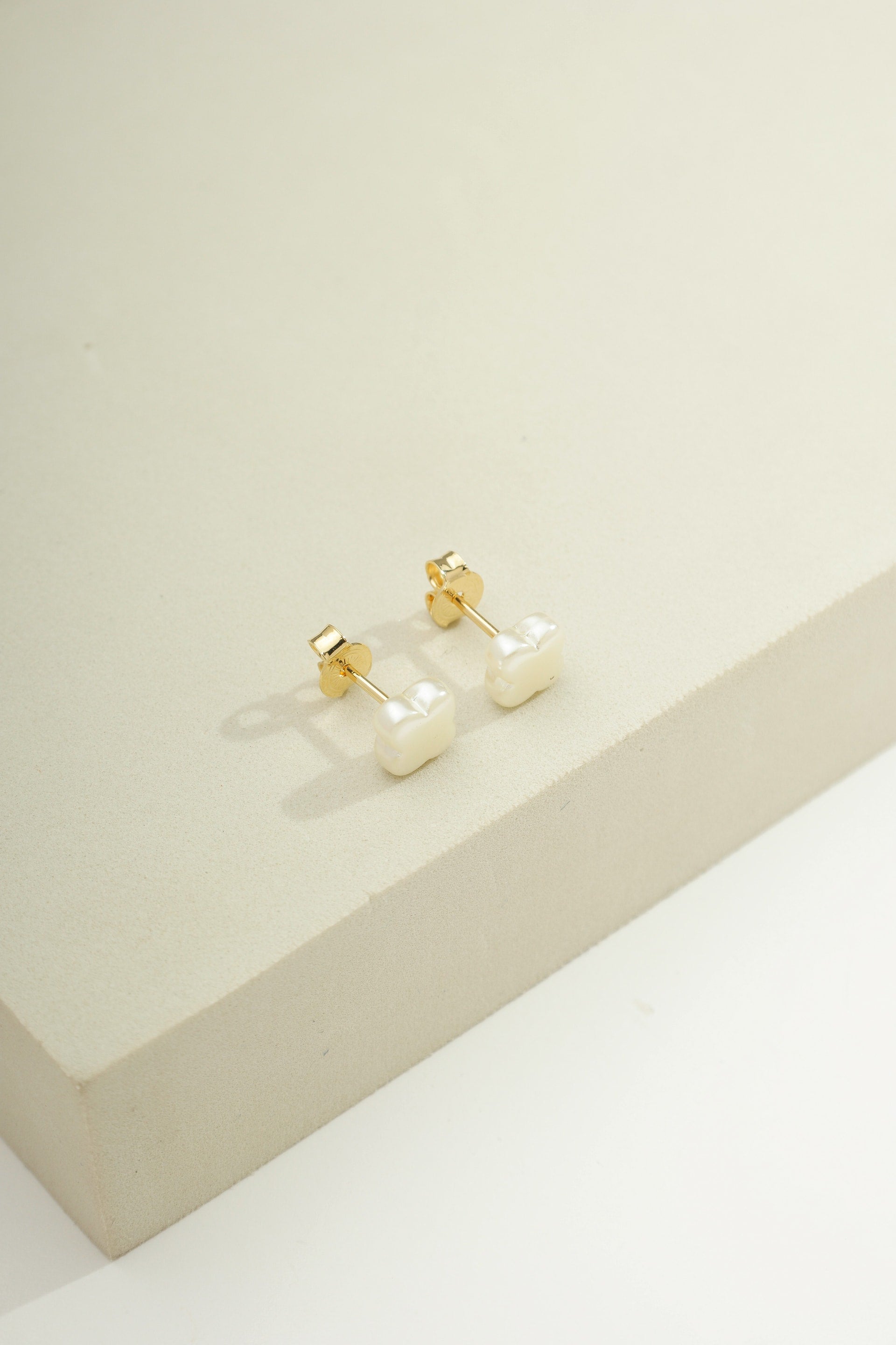 Pearlized Lucky Clover Studs Gold
