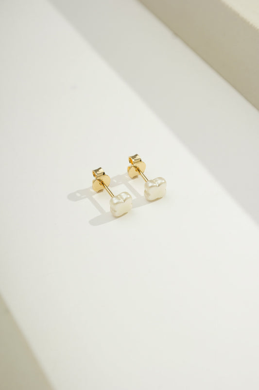 Grande Pearlized Lucky Clover Studs Gold