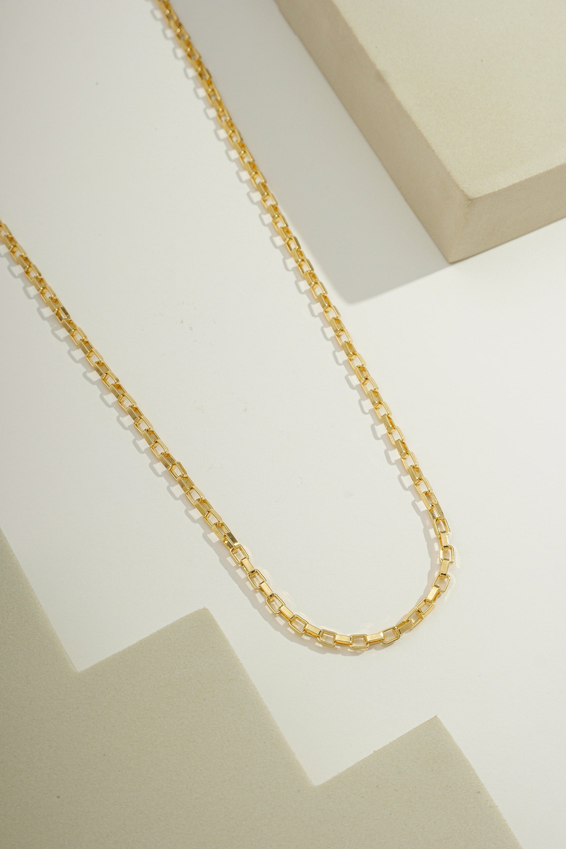 Sleek Rectangular Link Chain - 2,6mm Wide Gold / 18"
