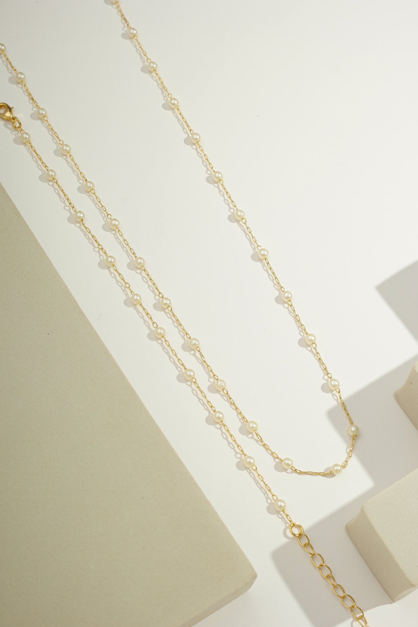 Delicate Pearl Station Chain Gold / 16"