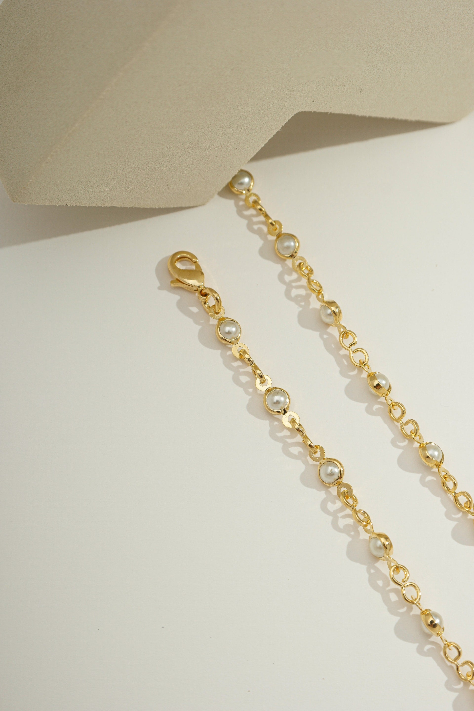 Delicate Round Pearl Chain Gold / 6"