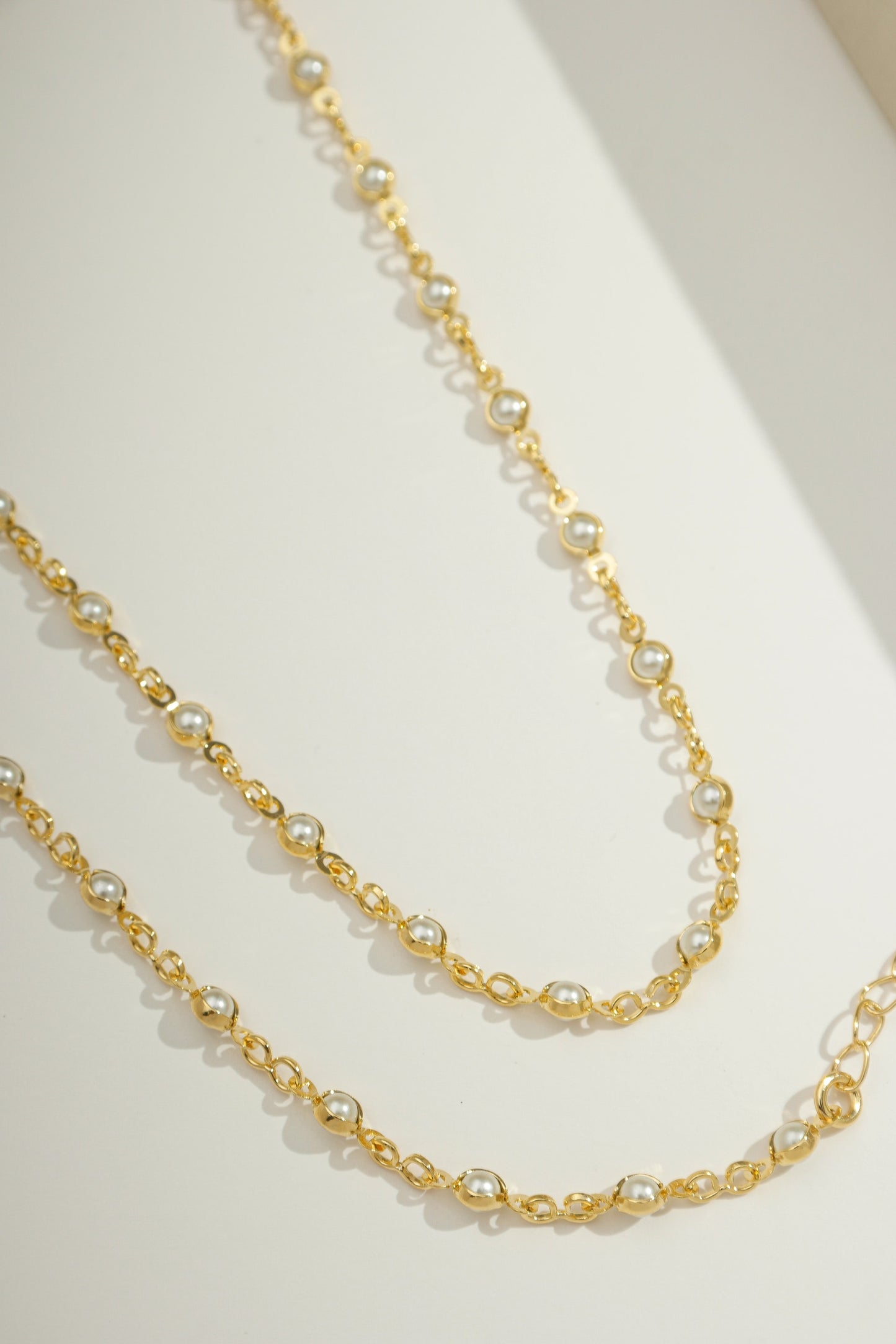 Delicate Round Pearl Chain Gold / 16"