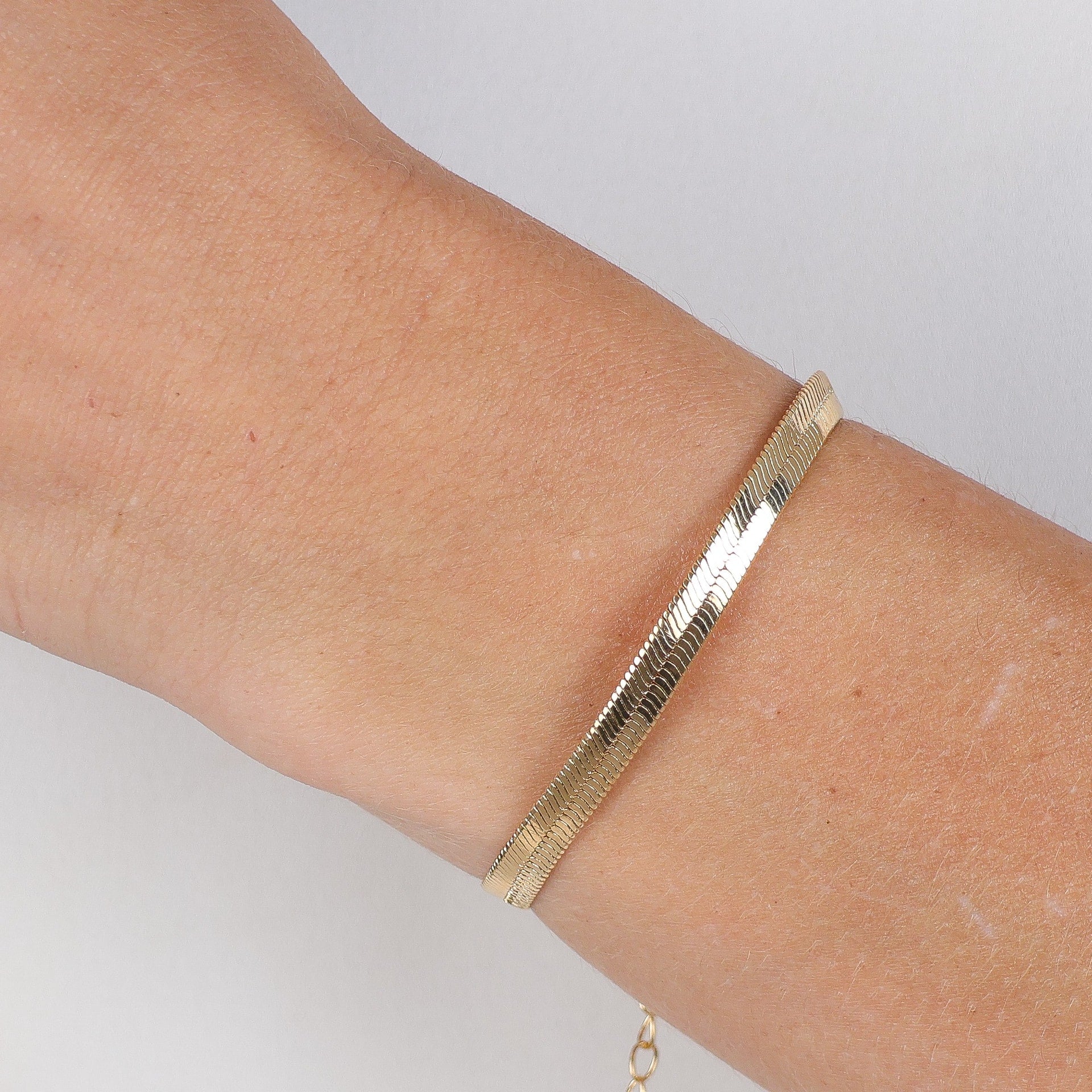 Herringbone Chain – Sleek, Fluid & Timeless Elegance Gold / 6"