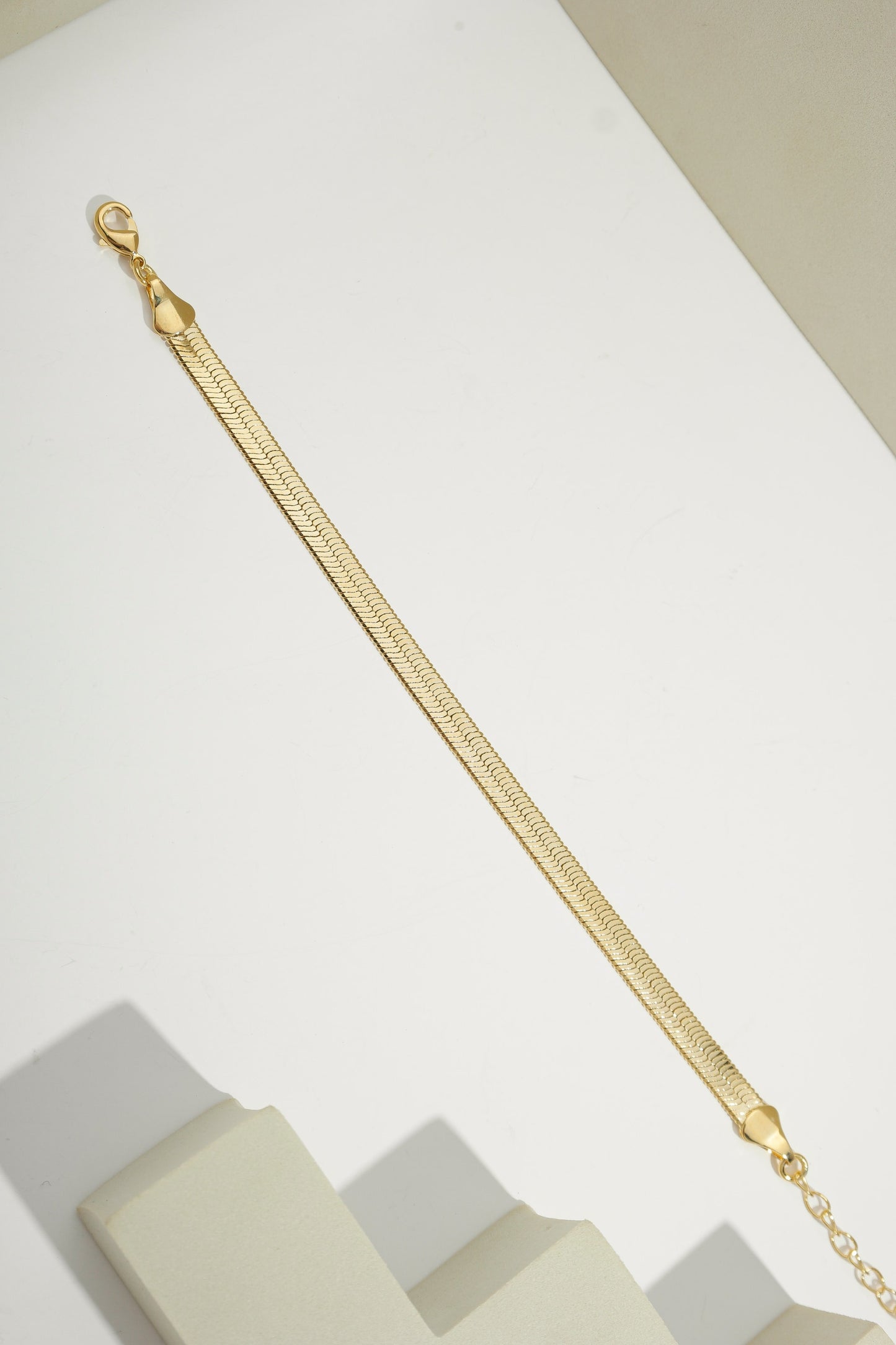 Herringbone Chain – Sleek, Fluid & Timeless Elegance Gold / 6"
