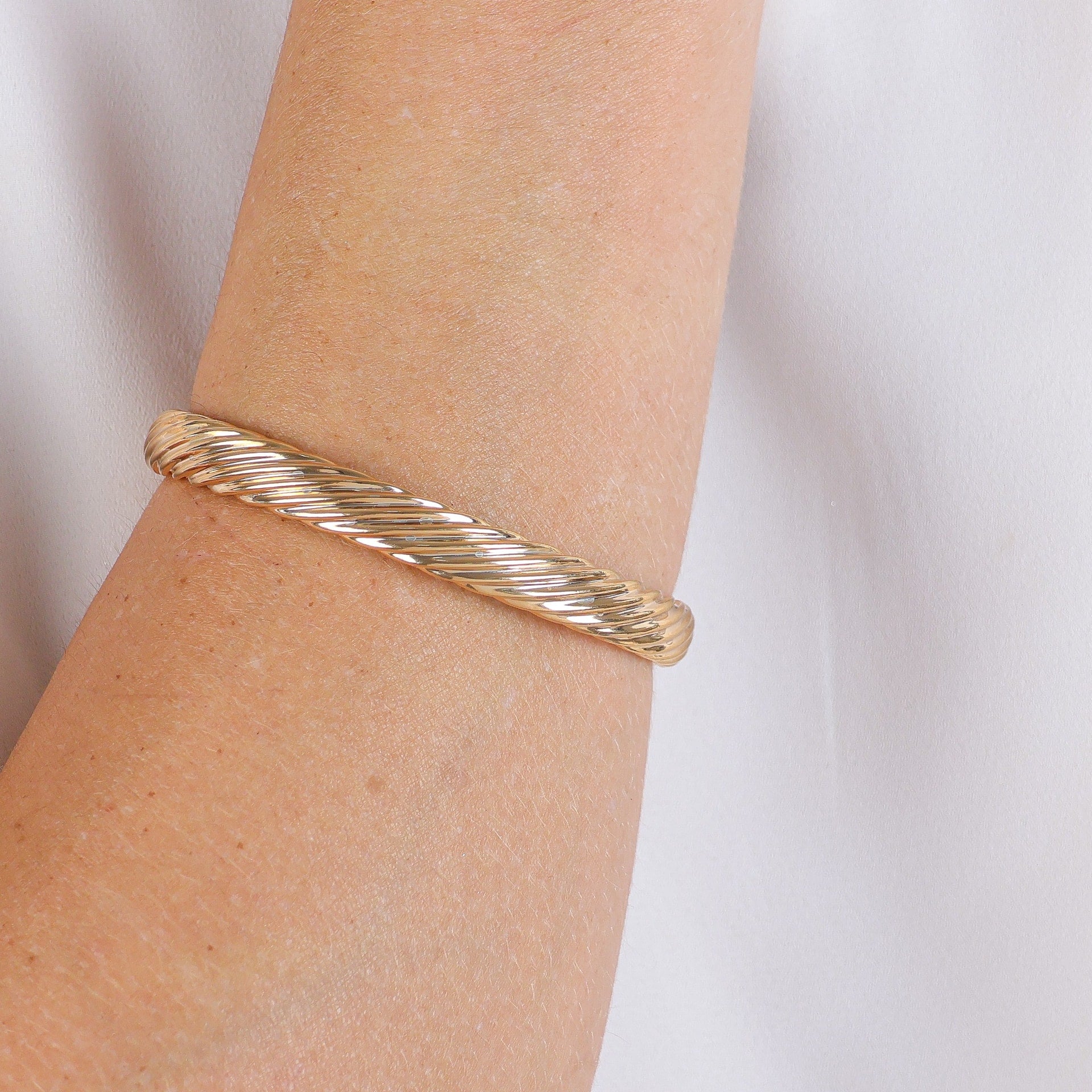 Bold Twist Bangle Gold