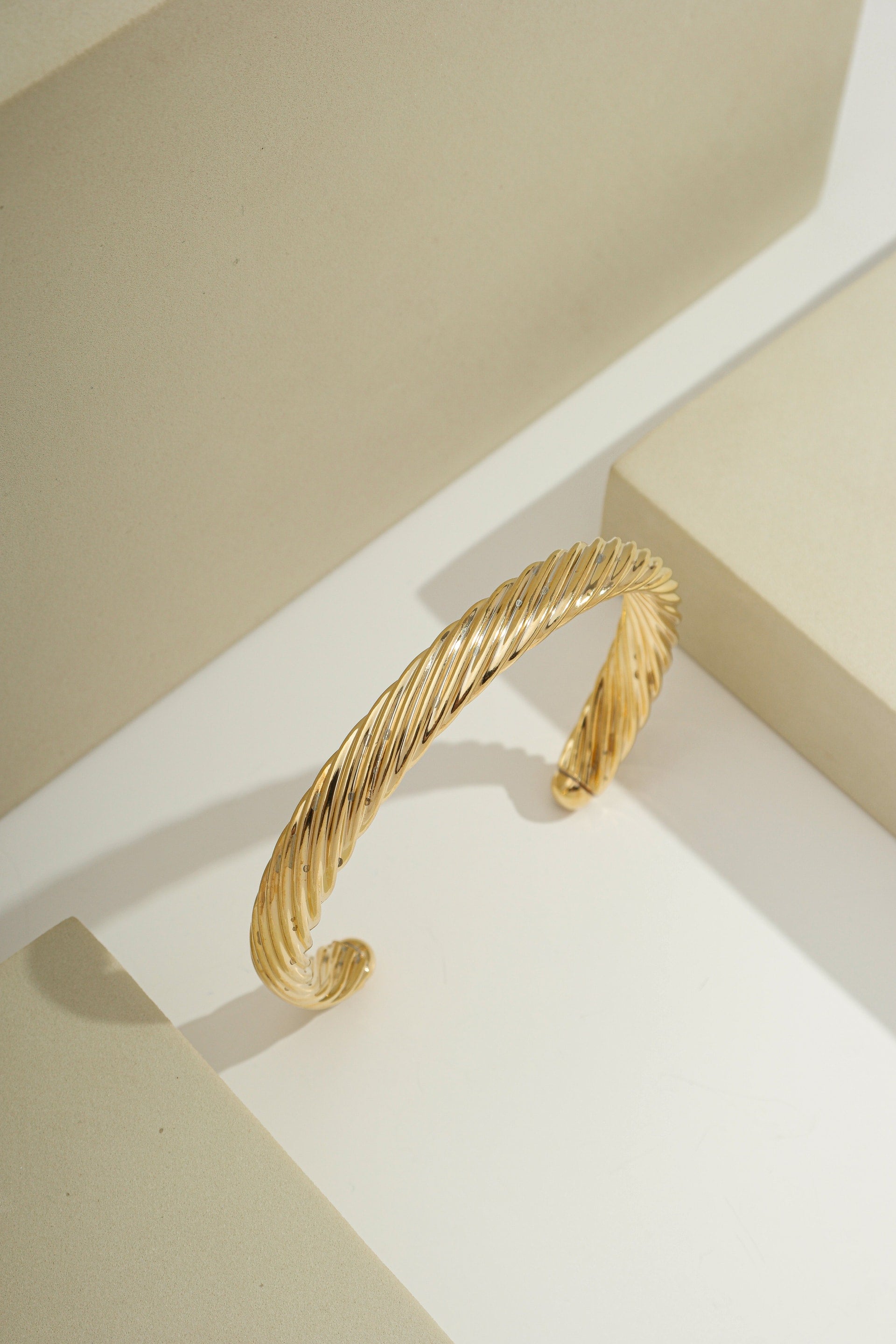 Bold Twist Bangle Gold