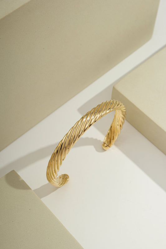 Bold Twist Bangle Gold